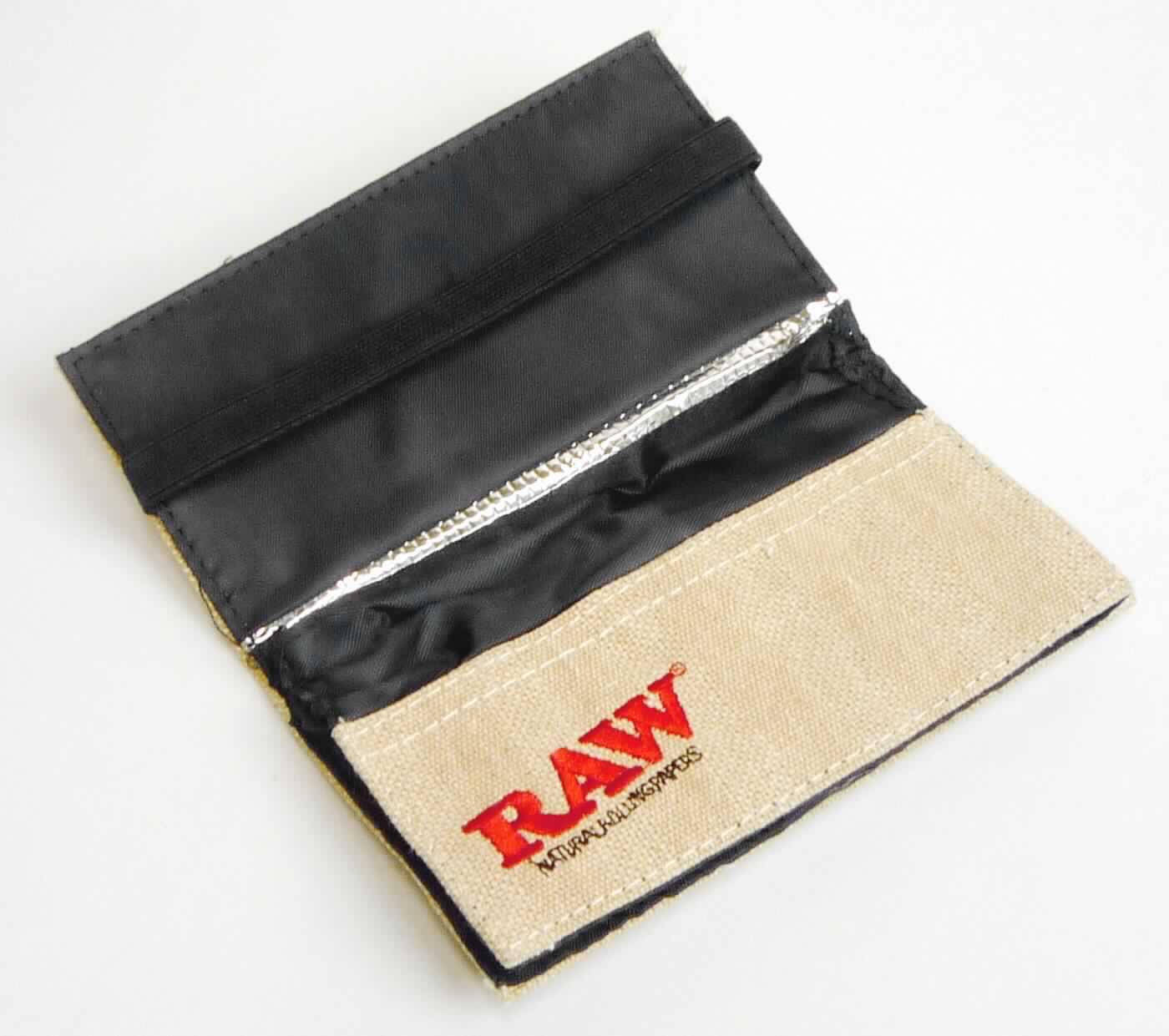Taschen- oder Handtaschenartikel, sog. Tabakbeutel aus Spinnstoffen, Foto siehe Anlage,
- mit einer Außenseite aus Geweben aus Spinnstoffen,
- einseitig an der Längsseite aufklappbar, mit einem elastischen Band als Verschluss,
- mit einem isolierten Fach für den Transport von Tabak,
- mit einem weiteren Fach mit Klettverschluss,
- ohne Hinweise auf Handarbeit,
- mit den Abmessungen von ca. 15,5 cm (Länge) x 1,5 cm (Tiefe) x 8,5 cm (Höhe).

"Tabakbeutel, Taschen- oder Handtaschenartikel, mit Außenseite aus Spinnstoffen, nicht handgearbeitet"
