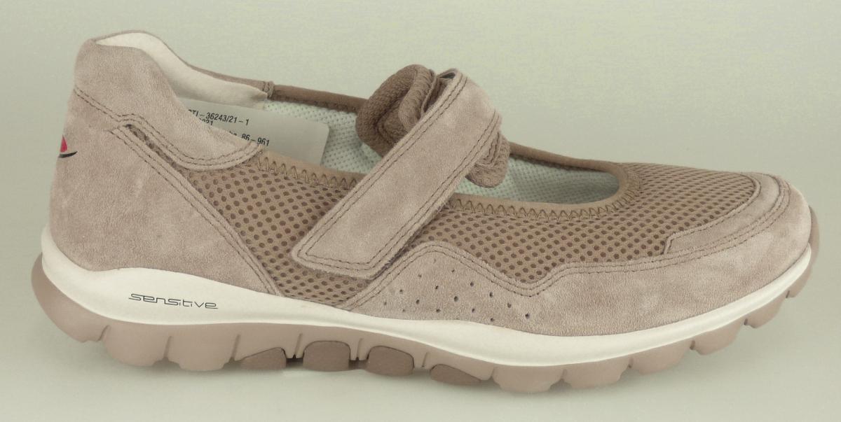 Ballerina, lt. Antrag: Damenschuhe, Größe 4,5, Foto siehe Anlage,
- mit Laufsohlen aus Kautschuk/Kunststoff; ohne Hauptsohle aus Holz,
- mit Oberteil (geschlossenes Blatt) aus Leder (den größten Teil der Außenfläche bildend)
  und Spinnstoff,
- auf das Oberteil ist ein Verstärkungsteil aus Leder aufgesetzt,
- mit Klettverschluss,
- ohne Metallschutz in der Vorderkappe,
- nicht den Knöchel bedeckend,
- mit einer Länge der Innensohle von ca. 25,2 cm,
- als Frauenschuh erkennbar.

"Schuhe mit Laufsohlen aus Kautschuk/Kunststoff und Oberteil aus Leder, andere
 als in den Unterpositionen 6403 1200 bis 6403 9991 genannte, für Frauen, andere
 als in der Unterposition 6403 9998 10 genannte"