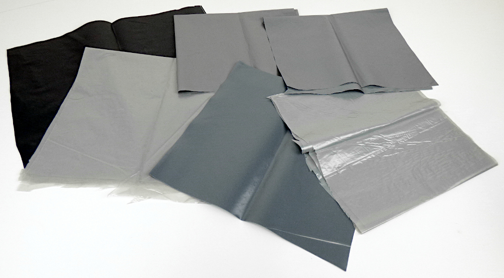Angaben des Antragstellers:
Baufolien aus Polyethylen (LDPE-Regenerat) in verschiedenen Dicken (30 µm - 120 µm)
Die Folien werden in Breiten von 2 bzw. 4 m und Längen von 25 bzw. 50 m gehandelt.

Feststellungen an Warenmustern:
Es wurden 6 Folienabschnitte (5 grau, 1 schwarz) vorgelegt. Die Folien bestehen aus Polyethylen, sind zweilagig und zwischen den Lagen befinden sich mineralische Partikel.

Befund:
Folien aus Polyethylen mit einer Dicke von 0,125 mm oder weniger und einer Dichte von weniger als 0,94 g/m3.