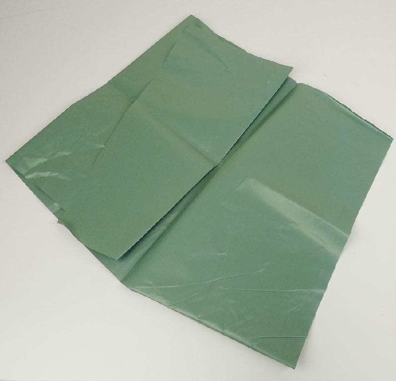 Angaben des Antragstellers:
Baufolie aus Polyethylen (LDPE-Regenerat) mit einer Dicke von 160 µm
Die Folie wird in Breite von 3 m und Länge von 10 m gehandelt.

Feststellungen an Warenmustern:
Es wurde eine dunkelgrüne Folie (Dicke ca. 150 µm) vorgelegt.

Befund:
Folien aus Polyethylen mit einer Dicke von mehr als 0,125 mm.