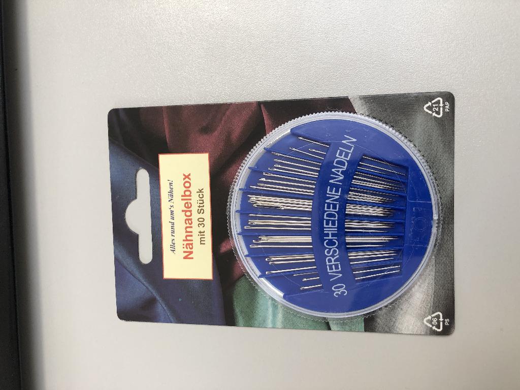 Es handelt sich um insgesamt 30 unterschiedlich lange und dicke Nadeln aus Stahl, mit zugespitztem Stift an einem Ende und einem Nadelöhr am anderen Ende. 
Die Erzeugnisse sind in einer kreisrunden Kunststoffdose verpackt und auf einem bedruckten Pappaufhänger befestigt und dienen zum Nähen.
Länge: etwa 32 bis 48 mm.
- Antragstellerangaben -

Abbildung siehe Anlage.

Derartige Waren gehören als "Nähnadeln aus Stahl" zur Codenummer 7319 9010 00 0 des Zolltarifs.