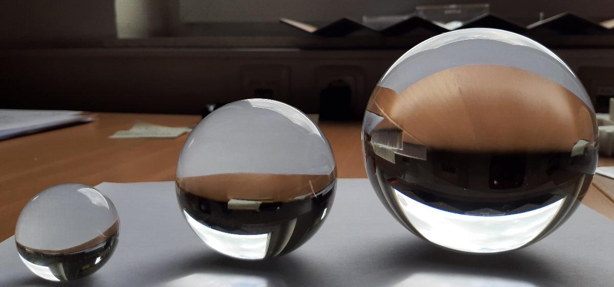 Waren aus Glas, sog. Glaskugeln, Fotos siehe Anlage,
- massive Glaskugeln,
- aus mechanisch gefertigtem, vollständig klarem und transparentem Glas (laut Antrag K9-Glas),
- laut Antrag nicht weiter bearbeitet,
- in Durchmessern von 25 mm, 30 mm, 38 mm, 40 mm, 60 mm, 70 mm, 80 mm, 100 mm und 150 mm,
- für verschiedene Verwendungswecke,
- die Glaskugeln stellen bereits Fertigwaren dar, somit keine Einreihung in die Position 7002.

"Andere Waren aus Glas, andere als in den Unterpositionen 7020 0005 bis 7020 0008 genannte,
 aus anderem Glas als das in den Unterpositionen 7020 0010 und 7020 0030 genannte"