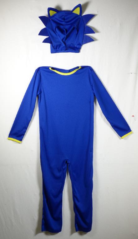 Kinderkostüm, sog. Overall mit Kopfbedeckung Boys, NAN 8840937_8912940, Größe 4-6 Jahre (ent-
spricht den Größen 104 bis 116), Foto siehe Anlage,
- Warenzusammenstellung, bestehend aus einem Overall und einer Kopfbedeckung,
- gemeinsam in einem Polybeutel für den Einzelverkauf aufgemacht und zur Befriedigung eines spe-
  ziellen Bedarfs zusammengestellt,
- Overall:
-- aus ca. 0,4 mm dicken, einfarbigen Gewirken aus laut Antrag 100 % Polyester (synthetische Chemie-
   fasern),
-- einteilig; den ganzen Körper mit Ausnahme von Kopf, Händen und Füßen bedeckend,
-- mit einem runden Halsausschnitt,
-- hinten mit einer kurzen Öffnung mit Klettverschluss,
-- vorn am Halsausschnitt sowie an den Ärmelabschlüssen mit einer kontrastfarbenen Randeinfassung,
-- an den Hosenbeinabschlüssen durch Umschlagen und Festnähen gesäumt,
-- gehört als Maskenkostüm aus Spinnstoffen nicht zum Warenkreis der Position 9505,
- Kopfbedeckung:
-- durch Zusammennähen von Zuschnitten aus den oben genannten Gewirken hergestellt,
-- den Kopf mit Ausnahme des Gesichts bedeckend,
-- flachliegend in den max. Abmessungen (H x B) von ca. 24 cm x 20 cm (ohne Verzierungen),
-- mit angenähten "Ohren" und Zacken aus unterschiedlichen Spinnstoffen verziert,
-- im Halsbereich mit einer Öffnung mit Klettverschluss ausgestattet,
- im Hinblick auf den Umfang und die Bedeutung in Bezug auf die Verwendung bestimmt der Overall
  den wesentlichen Charakter der Warenzusammenstellung.

"Andere Kleidung (Overall), aus Gewirken, aus Chemiefasern"