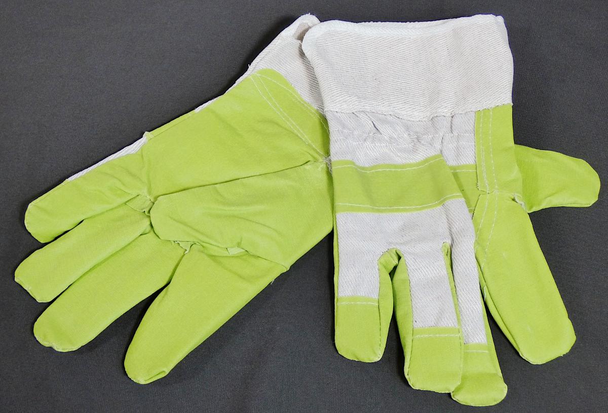 Handschuhe, sog. Kunstleder-Handschuhe, Art. PH, in Erwachsenengröße, Foto siehe Anlage,
- als Fünffingerhandschuhe gearbeitet,
- aus einseitig (Außenseite) mit Kunststoff (laut Antrag Vinyl; keine Zellstruktur erkennbar) über-
  zogenen Geweben der Position 5903 sowie aus buntgewebten, nicht mit Kunststoff überzogenen
  Geweben aus laut Antrag Baumwolle,
- im Bereich Handgelenks teilweise elastisch verengt,
- mit einer angesetzten Stulpe; am unteren Rand mit einem schmalen Streifen aus Geweben ein-
  gefasst,
- aufgrund der verwendeten Flächenerzeugnisse keine Ware der Position 3926.

"Fingerhandschuhe aus Geweben"