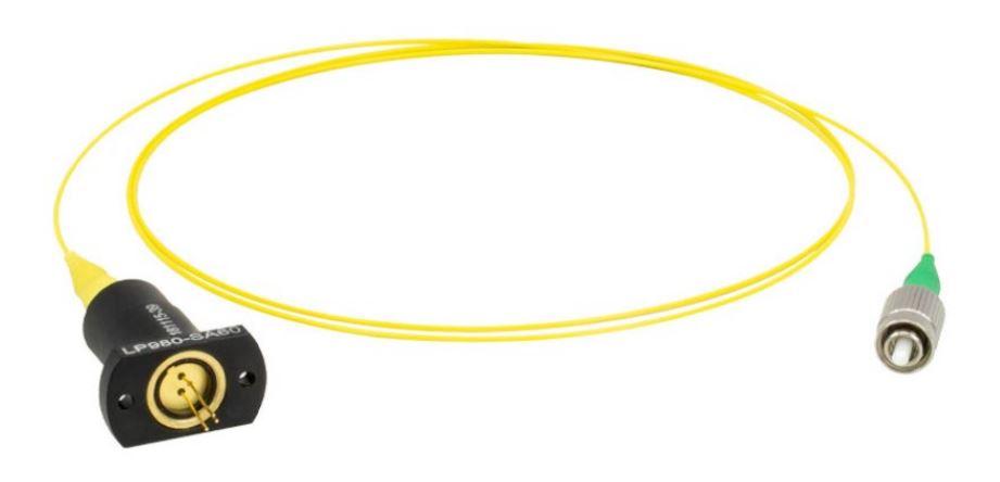 "SM Pigtailed Laser Diode", Artikel: LP980-SA60 und LP980-SA-48CM-IC, zwei Ausführungen eines Laserdiodenmoduls, bestehend aus einem Gehäuse, einem mit gelbem Kunststoff ummantelten Singlemode-Glasfaserkabel und einem FC/APC-Stecker am Ausgang. Die typische optische Ausgangsleistung beträgt 60 bzw. 85 mW.
Das Gehäuse umschließt eine Laserdiode im TO-Gehäuse (9 mm Durchmesser, mit drei Anschluß-Pins), sowie zwei optische Kollimatorlinsen und eine Keramikhülse für das Kabel.
Die Ware dient als Laserlichtquelle und emittiert Laserlicht mit einer typischen Wellenlänge von 980 nm. Das Eingangsende der Faser ist in einem Winkel von 8° abgeschnitten, um Rückreflexionen zu minimieren.
Die Laserlichtquelle kommt z. B. in Leistungsmessgeräten (PM100D) oder in anderen optischen Geräten zur Anwendung.
Zur äußeren Form siehe Abbildung in der Anlage.

Die Ware wird als "Laser, ausgenommen Laserdioden" eingereiht.