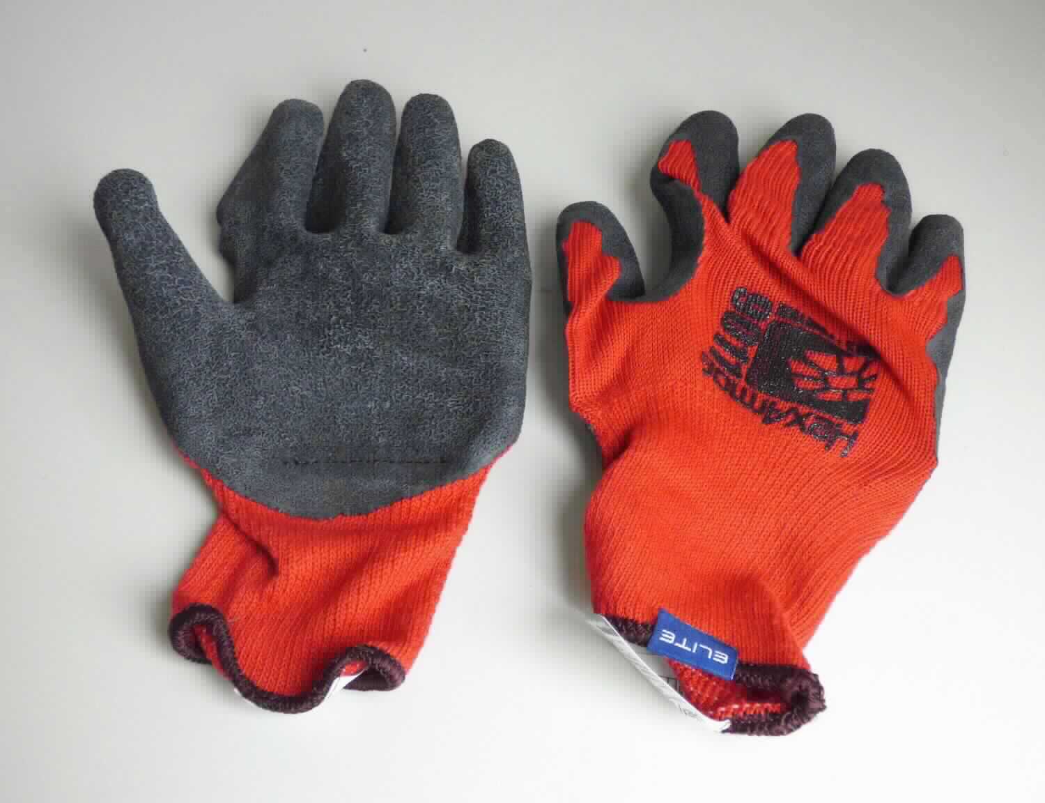 Fingerhandschuhe, sog. Arbeitsschutzhandschuhe HEXArmor 9000 Series (TM) 9011, Größe 10/XL, 
Foto siehe Anlage,
- als Paar in einem Polybeutel mit bedrucktem Papiereinleger verpackt,
- als Fünffingerhandschuhe gearbeitet,
- aus einfarbigen Gewirken aus laut Antrag 75 % Polyester (synthetische Chemiefasern) und 25 % Baumwolle,
- der in einem Arbeitsgang hergestellte Handschuh ist nachträglich mit Ausnahme des größten Teils der Stulpe, 
  des Handrückens und Teilen der Fingeraußenseiten einseitig (Außenseite) im Tauchverfahren mit Kautschuk 
  (laut Antrag: Latex, augenscheinlich keine Zellstruktur erkennbar) überzogen,
- im Bereich der Innenhand mehrlagig gearbeitet, mit einer Schnitt- und Stichschutzeinlage ausgestattet,
- im Bereich des Handrückens bedruckt,
- mit einer elastischen Stulpe,
- am unteren Rand durch eine kontrastfarbene Überwendlichnaht gesäumt.

"Fingerhandschuhe, aus Gewirken, mit Kautschuk überzogen"