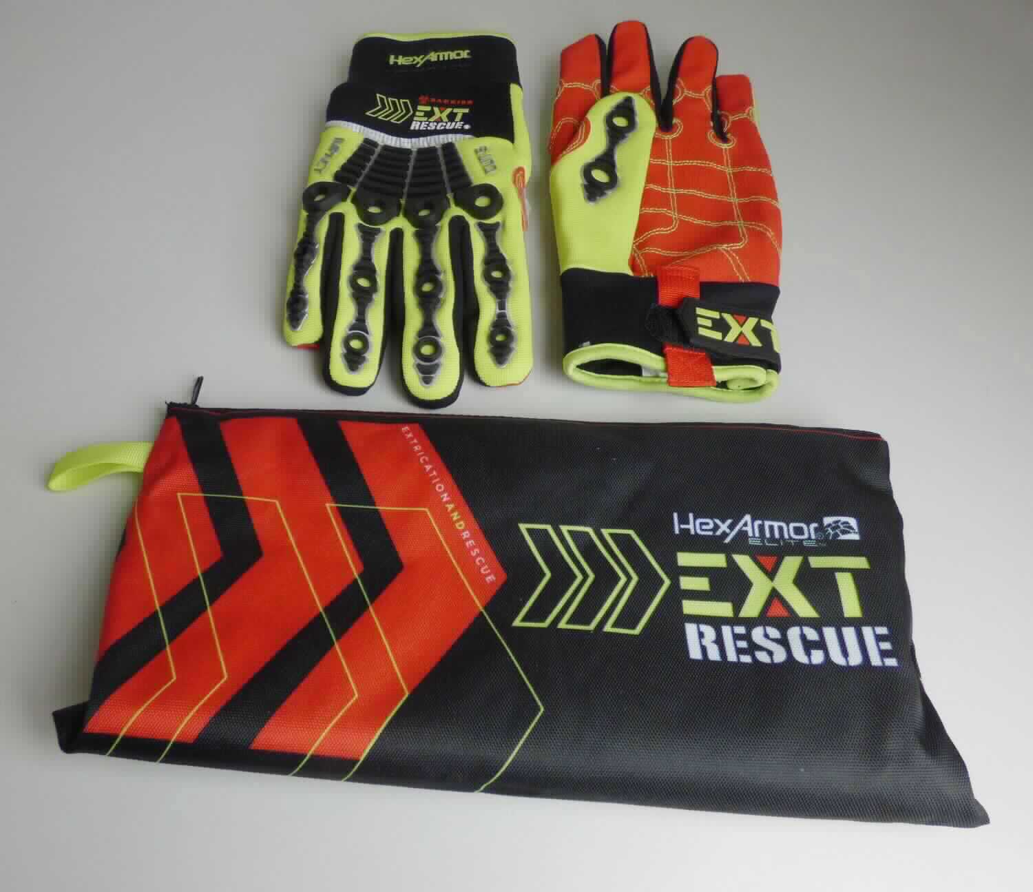Fingerhandschuhe, sog. Arbeitsschutzhandschuhe HEXArmor EXT RESCUE® 4014, Größe 11/XXL, Foto siehe Anlage,
- als Paar mit einem bedruckten Papiereinleger in einem Spinnstoffbeutel mit Reißverschluss in einem Polybeutel 
  [übliche Verpackung im Sinne der AV 5 b)] verpackt, 
- als Fünffingerhandschuhe gearbeitet,
- laut Untersuchungsergebnis:
-- mit einer Handinnenseite und einem aufgesetzten Zuschnitt zwischen Daumen und Zeigefinger aus einem 
   einfarbigen, einseitig (Außenseite) mit Kunststoff (kein Zellkunststoff) überzogenen Gewirke der Position 5903
   aus Spinnstoffen,
-- mit Fingerzwischenräumen aus mit Bindemittel verfestigten Vliesstoffen aus synthetischen Chemiefasern,
-- mit einer Handaußenseite aus verschiedenen zweilagig gearbeiteten Gewirken aus Spinnstoffen (Meterwaren
   des Kapitels 60),
- mit gerauten Gewirken aus Spinnstoffen und einer dünnen Kunststofffolie gefüttert, im Bereich der Innenhand
  mit einer Schnitt- und Stichschutzeinlage ausgestattet,
- im Bereich des Handrückens und der Fingeraußenseiten mit aufgesetzten, biegsamen Protektoren aus Kunststoff 
  ausgestattet,
- mit einer angesetzten Stulpe, mit einem Klettverschlussriegel zu verengen,
- an der Eingriffsöffnung mit einem schmalen Gewirkeband eingefasst,
- dienen laut Antrag als Arbeitshandschuhe,
- hinsichtlich des Umfangs sind die Gewirke der Position 5903 und die Gewirke des Kapitels 60 als annähernd 
  gleichbedeutend anzusehen, im Hinblick auf die Verwendung als Arbeitshandschuhe sind jedoch die die 
  Handinnenseite bildenden Gewirke der Position 5903 charakterbestimmend.

"Fingerhandschuhe, aus Gewirken, mit Kunststoff überzogen"