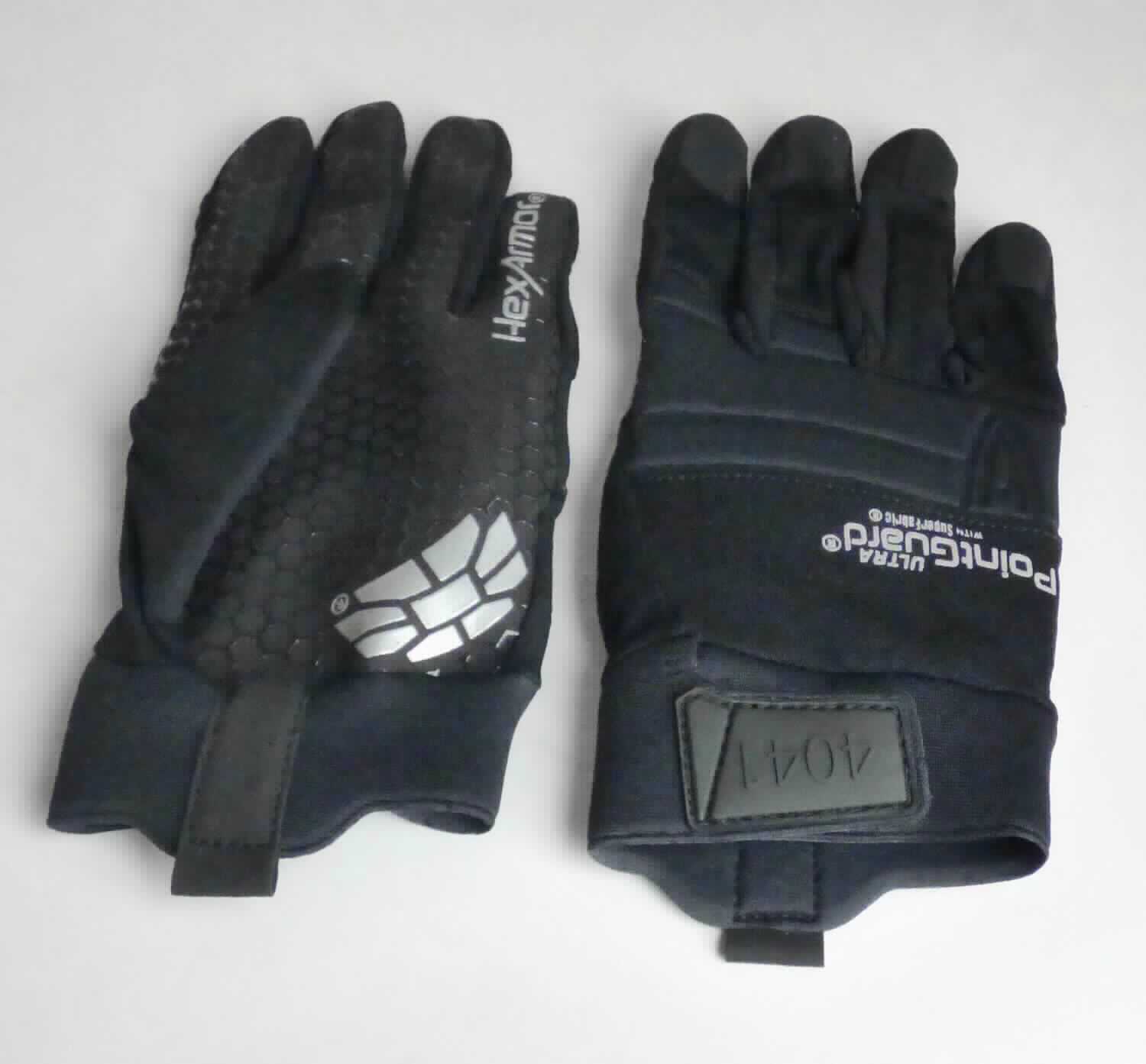 Fingerhandschuhe, sog. Arbeitsschutzhandschuhe HEXArmor Point Guard Ultra 4041, Größe 9/L, Foto siehe Anlage,
- als Paar mit einem bedruckten Papiereinleger in einem Polybeutel verpackt, 
- als Fünffingerhandschuhe gearbeitet,
- laut Untersuchungsergebnis:
-- mit einer Handinnenseite, Fingerzwischenräumen und den Außenseiten der Fingerspitzen aus mit Bindemittel 
   verfestigten und teilweise musterbildend mit Kunststoff bedruckten Vliesstoffen aus synthetischen Chemiefasern, 
-- mit einer Handaußenseite ohne die Fingerspitzen teilweise aus Gewirken aus Spinnstoffen des Kapitels 60 und 
   teilweise aus einem dreilagigen Flächenerzeugnis der Position 5906, mit einer Außen- und einer Innenlage aus
   Gewirken aus Spinnstoffen und einer Zwischenlage aus Zellkautschuk (laut Antrag Neopren; Quadratmeter-
   gewicht augenscheinlich unter 1.500 Gramm),
- im Bereich der Handinnenseite gefüttert und mit Schnitt- und Stichschutzeinlagen ausgestattet,
- auf dem Handrücken mit einem Aufdruck versehen,
- mit einer angesetzten, elastischen Stulpe, mit einer ca. 4 cm hochreichenden Öffnung mit Klettverschlussriegel,
- dienen laut Antrag als Arbeitshandschuhe,
- im Hinblick auf den Umfang und die Verwendung als Arbeitshandschuhe verleihen die Vliesstoffe der Ware 
  ihren wesentlichen Charakter.

"Fingerhandschuhe aus Vliesstoffen"