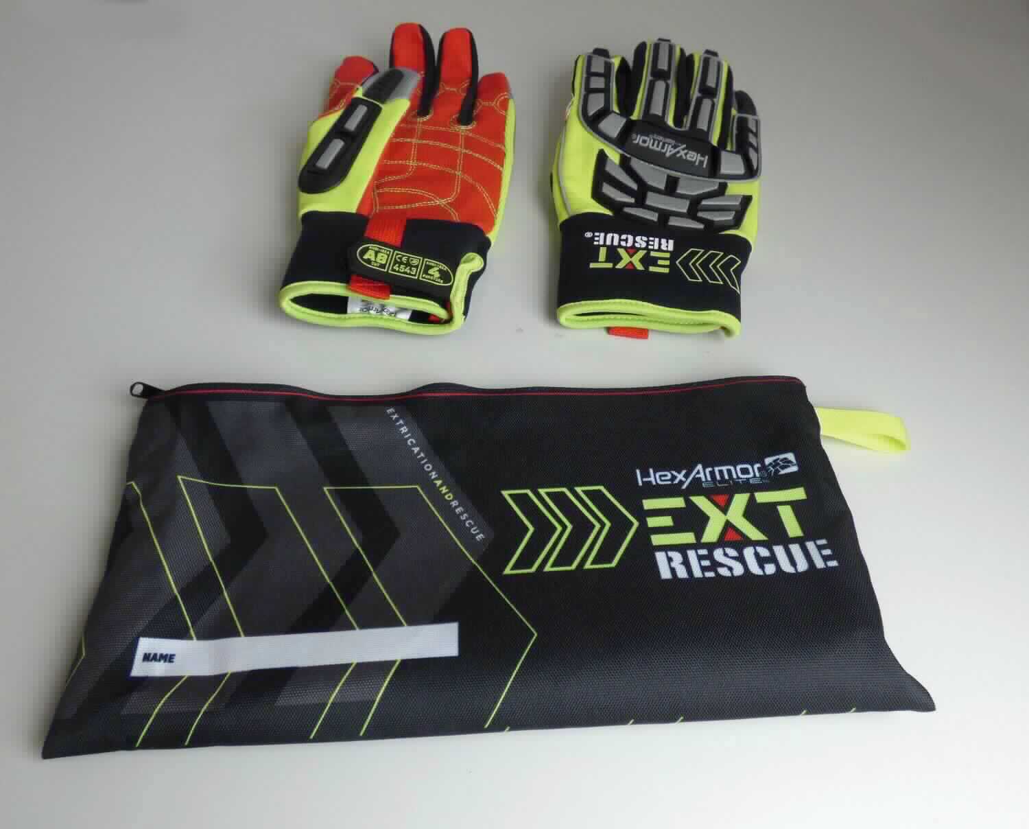 Fingerhandschuhe, sog. Arbeitsschutzhandschuhe HEXArmor EXT RESCUE® 4011, Größe 10/XL, Foto siehe Anlage,
- als Paar mit einem bedruckten Papiereinleger in einem Spinnstoffbeutel mit Reißverschluss in einem Polybeutel 
  [übliche Verpackung im Sinne der AV 5 b)] verpackt, 
- als Fünffingerhandschuhe gearbeitet,
- laut Untersuchungsergebnis:
-- mit einer Handinnenseite und einem aufgesetzten Zuschnitt zwischen Daumen und Zeigefinger aus einem 
   einfarbigen, einseitig (Außenseite) mit Kunststoff (kein Zellkunststoff) überzogenen Gewirke der Position 5903
   aus Spinnstoffen,
-- mit Fingerzwischenräumen aus mit Bindemittel verfestigten Vliesstoffen aus synthetischen Chemiefasern,
-- mit einer Handaußenseite aus zweilagig gearbeiteten Gewirken aus Spinnstoffen (Meterware des Kapitels 60),
- im Bereich der Innenhand mit einer Schnitt- und Stichschutzeinlage ausgestattet,
- im Bereich des Handrückens und der Fingeraußenseiten mit aufgesetzten, biegsamen Protektoren aus Kunststoff 
  ausgestattet,
- mit einer angesetzten Stulpe, mit einem Klettverschlussriegel zu verengen,
- an der Eingriffsöffnung mit einem schmalen Gewirkeband eingefasst,
- dienen laut Antrag als Arbeitshandschuhe,
- hinsichtlich des Umfangs sind die Gewirke der Position 5903 und die Gewirke des Kapitels 60 als annähernd 
  gleichbedeutend anzusehen, im Hinblick auf die Verwendung als Arbeitshandschuhe sind jedoch die die 
  Handinnenseite bildenden Gewirke der Position 5903 charakterbestimmend.

"Fingerhandschuhe, aus Gewirken, mit Kunststoff überzogen"