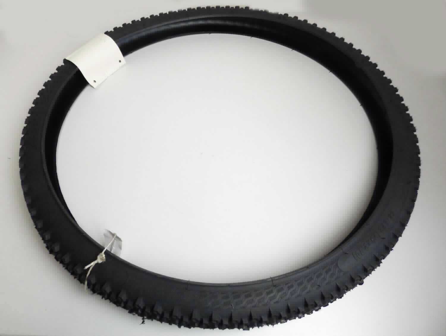 Nach den Angaben des Antragstellers handelt es sich bei dem Erzeugnis um eine schwarze Fahrraddecke in der Größe 29" x 2,1" für Mountainbikes. Die Untersuchungen ergaben, dass es sich um einen schwarzen, grobprofilierten Reifenmantel für Fahrräder aus Naturkautschuk handelt.

Die Ware ist als neuer Luftreifen aus Kautschuk von der für Fahrräder verwendeten Art in den TARIC-Code 4011 5000 00 des Zolltarifs einzureihen.