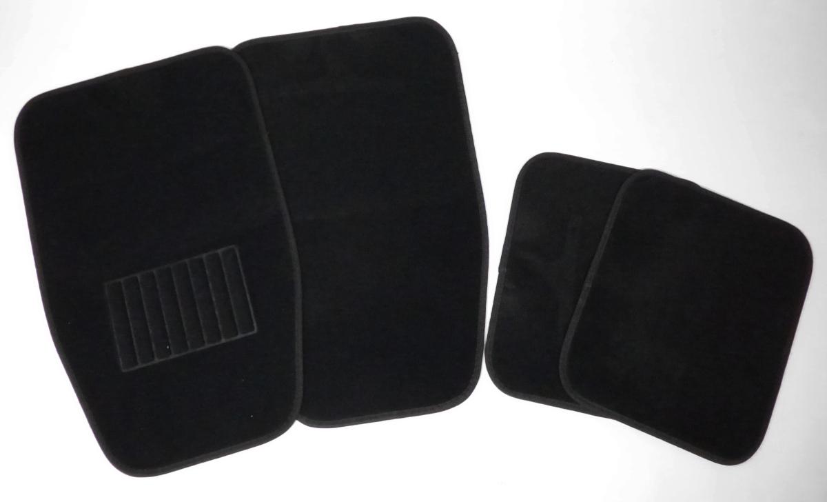 Autoteppich-Set, 4-teilig, Art.Nr. 37117, Foto siehe Anlage,
- auf einem Bügel aus Kunststoff mit einem bedruckten "Reiter" in einem Polybeutel verpackt,
- in der Passform für Kfz-Innenräume (mit abgerundeten Ecken; u. a. somit konfektioniert) zugeschnitten:
-- für den Fahrer und den Beifahrer in den Abmessungen von laut Antrag 66 cm x 41 cm,
-- für die Mitfahrer auf den Rücksitzen in den Abmessungen von laut Antrag 41 cm x 34 cm,
- aus einem Vliesstoff aus synthetischen Spinnstoffen,
- mit einer Rückbeschichtung aus augenscheinlich Kunststoff (Noppenprägung) versehen,
- weder gewebt noch getuftet,
- kein Nadelfilz,
- nicht handgearbeitet,
- an den Rändern mit ca. 1 cm breiten Gewebestreifen eingefasst und gesäumt; der Teppich für den
  Fahrer ist zusätzlich mit einem eingeprägten Trittschutz ausgestattet,
- erfüllt die Bedingungen zur Einreihung als Teppich; keine Einreihung als Zubehör für Pkw, da die
  Ware in der Position 5705 genauer bezeichnet ist.

"Teppich, anderer als in den Positionen 5701 bis 5704 genannte, aus synthetischen Spinnstoffen,
  konfektioniert, nicht handgearbeitet"