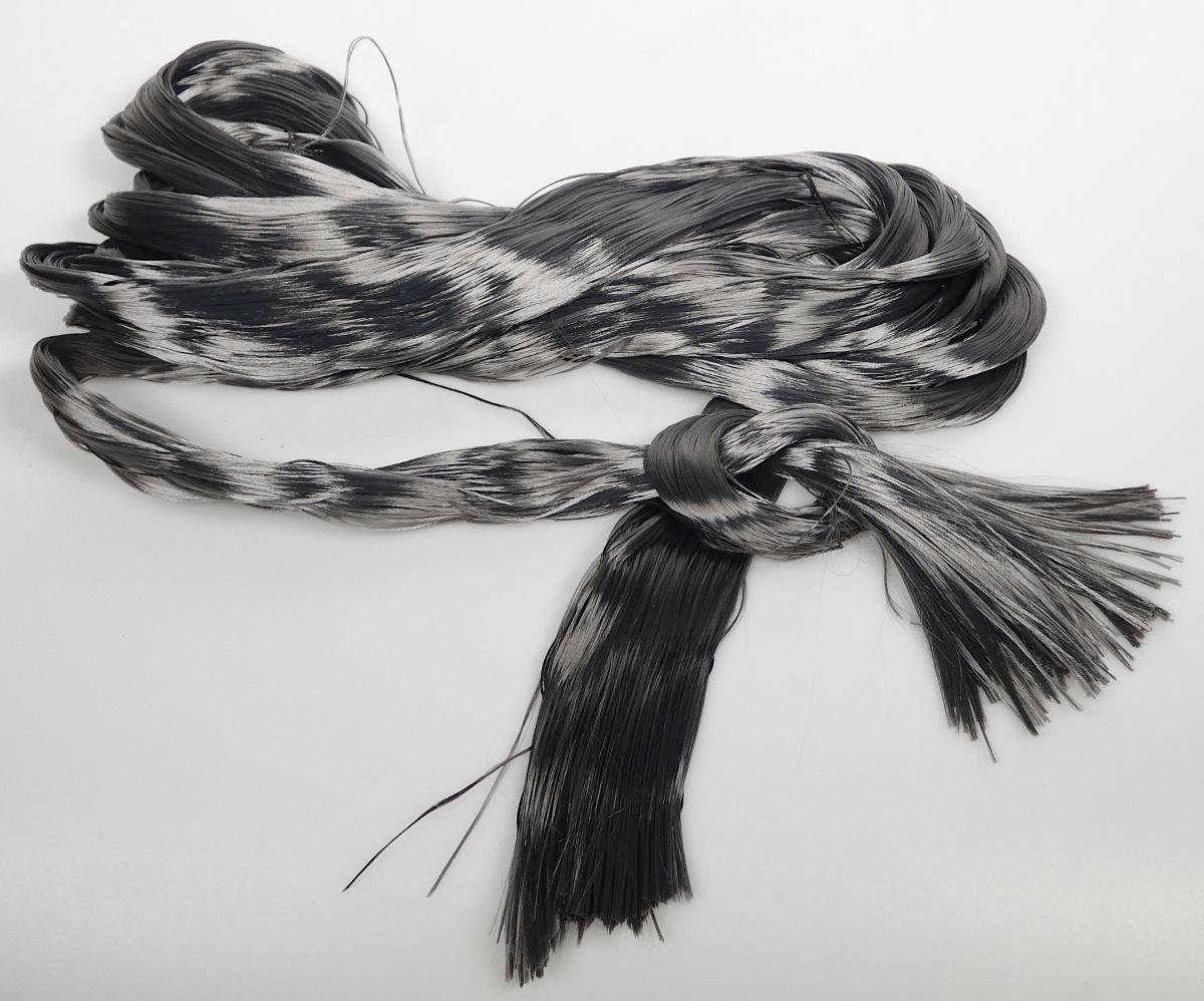 Band, Foto siehe Anlage,
- als Meterware, mit einer Breite von weniger als 30 cm,
- aus einem Gewebe aus synthetischen Chemiefasern (laut Antrag Polyester oder Polyamid),
- mit echten Webkanten an beiden Längsseiten, 
- kein Samt, Plüsch, Chenille- oder Schlingengewebe,
- keine Elastomergarne oder Kautschukfäden enthaltend.      

"Band, keine Ware der Position 5807, anderes als in den Unterpositionen (HS) 5806 10 und
 5806 20 genannte, aus Chemiefasern, mit echten Webkanten"