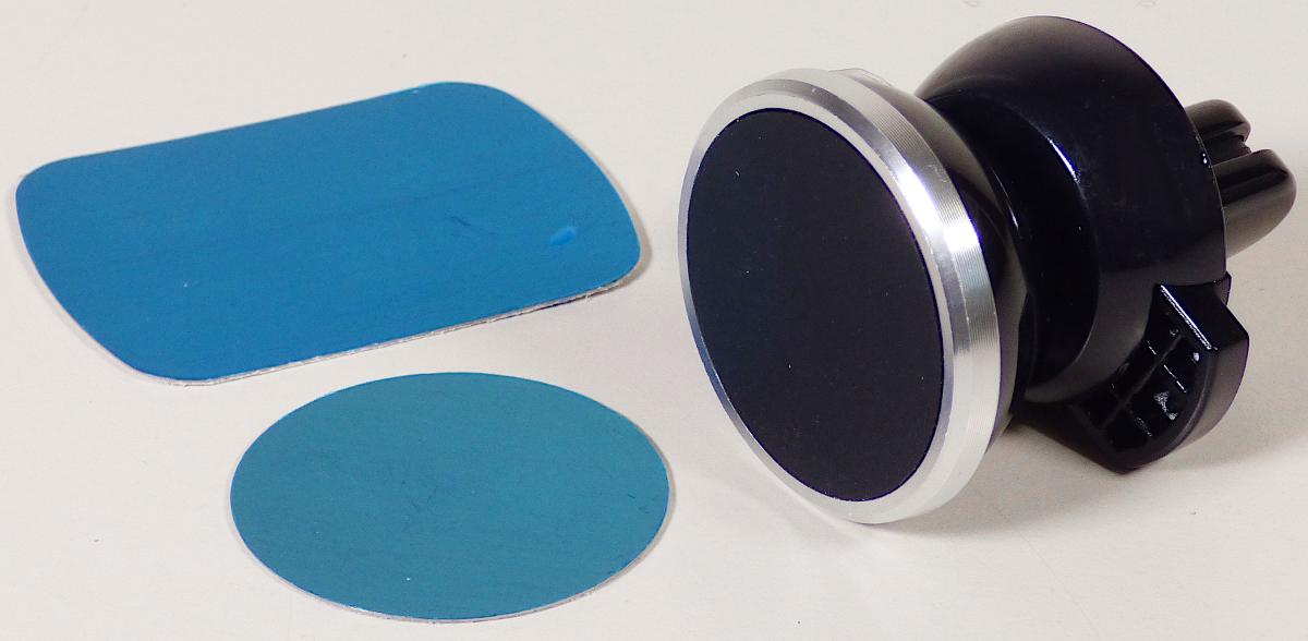 Magnethalterung für Smartphones (Art. 37379)
- mit sechs Dauermagneten aus Metall (Neodym-Eisen-Bor) mit je einem Durchmesser von
  ca. 7mm, eingebettet in einer spezifisch dafür geformten Kunststoffhalterung mit einer
  Klemmvorrichtung zur Befestigung an einem Kfz-Lüftungsgitter, welche über ein Kugelgelenk
  miteinander verbunden sind,
- zur Befestigung von Smartphones (oder dergleichen) an Kfz-Lüftungsgitter bestimmt,
- zusammen mit Beipack (zwei Metallplatten (eine runde und eine rechteckige mit abgerundeten
  Ecken), beklebt auf der einen Seite mit einer Schutzfolie und auf der anderen Seite mit einer
  abgedeckten Klebefläche und einer Gebrauchsanweisung) in einer gemeinsamen
  Verkaufsumschließung.
Die Dauermagnete bestimmen den Charakter der Ware.

"Dauermagnete, aus Metall, Neodym enthaltend, nicht von den TARIC-Codes
 8505 1110 10 bis 8505 1110 78 erfasst, zusammengesetzte Ware aus Dauermagneten
- charakterbestimmend - und Kunststoffhalterung, in Warenzusammenstellung in
Aufmachung für den Einzelverkauf mit nicht charakterbestimmendem Beipack"