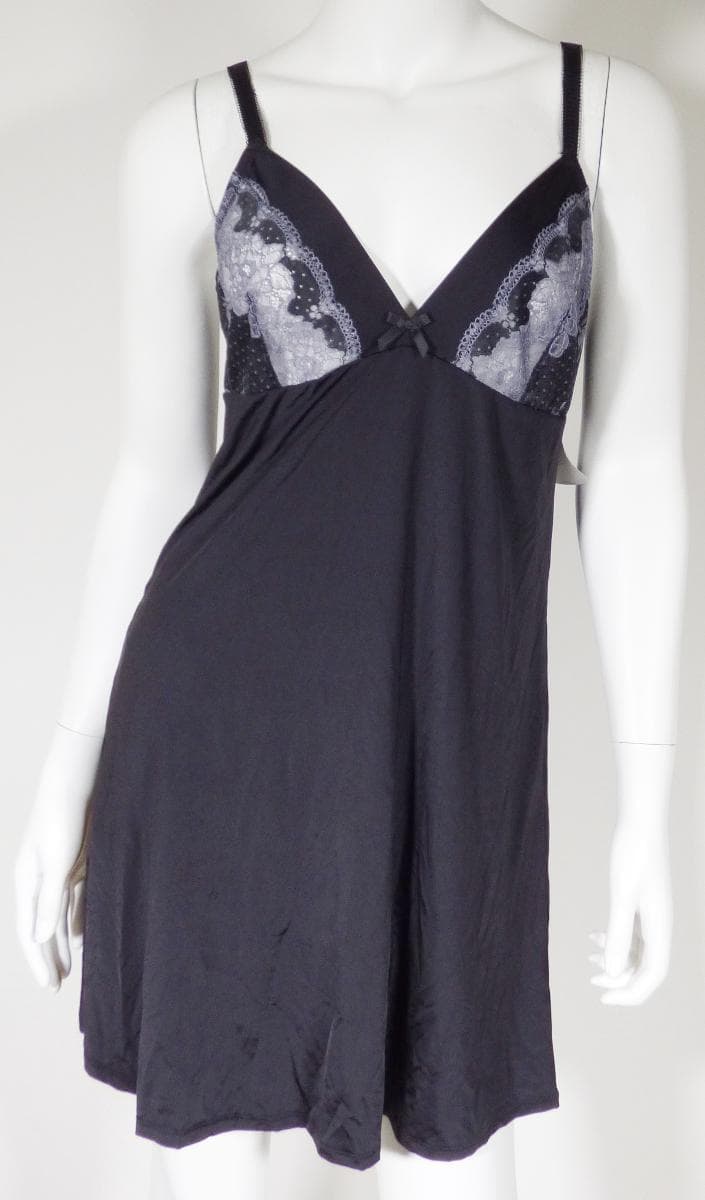 Unterkleid, sog. Negligè, Artikel 35402, Größe 38, Foto siehe Anlage,
- kann nach seinen objektiven Merkmalen (Schnitt, Material und Ausstattung) unterschiedslos im
  Bett oder als Unterkleid (nicht jedoch als Kleid) getragen werden und ist daher nicht dazu bestimmt,
  ausschließlich oder im Wesentlichen als Nachtkleidung getragen zu werden, somit kein Nachthemd,
- aus ca. 0,4 mm dicken, einfarbigen Gewirken aus laut Antrag 86 % Polyamid und 14 % Elasthan (beides
  synthetische Chemiefasern); vorn im Bereich der Büstenteile mit Einsätzen aus ca. 0,7 mm dicken,
  musterbildend durchbrochenen Gewirken (sog. Raschelspitze) aus laut Antrag 70 % Polyamid,
  10 % Elasthan und 20 % Viskose (künstliche Chemiefasern),
- über den halben Oberschenkel reichend (Rückenlänge: ca. 86 cm),
- mit ca. 1,5 cm breiten, elastischen, längenverstellbaren Schulterträgern,
- mit einem V-förmigen Dekolleté, ohne Öffnung und ohne Verschluss,
- mit leicht konvex ausgearbeiteten Büstenteilen; aufgrund des Schnitts erkennbar Frauenkleidung,
- zwischen den Büstenteilen mit einer kleinen, aufgenähten, gewebten Wäscheschleife verziert,
- am unteren Rand durch Umschlagen und Festnähen gesäumt.

"Unterkleid, aus Gewirken, für Frauen, aus Chemiefasern"