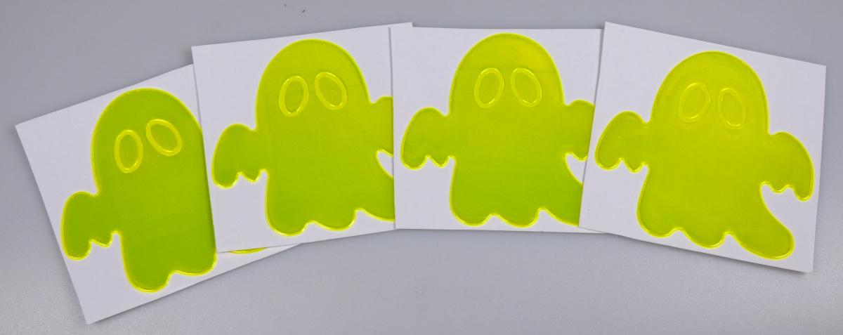 Angaben des Antragstellers:
Reflektorsticker Geist 4 teilig, selbstklebend aus Polyvinylchlorid

Feststellungen an einem Warenmuster:
Neongelber Sticker aus Kunststoff in Form eines stilisierten Geists. Der Sticker ist selbstklebend und besteht aus einer Kunststofffolie, die reflektierend ausgestattet ist.

Befund:
Es liegen selbstklebende Flacherzeugnisse aus Kunststoff vor.