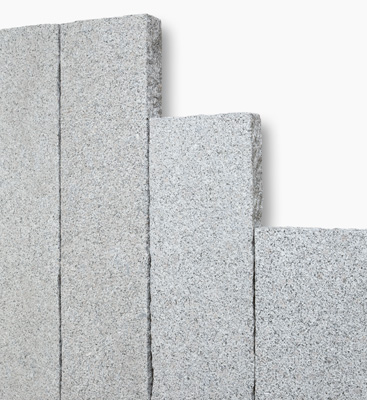 Angaben:
Palisaden; 8x25cm BASIC LINEA gestockt; Bearbeitung: Sichtseiten gesägt & gestockt, Lager & Köpfe gespitzt; Material: Granit; Farbe: grau.

Befund:
Andere Werksteine und Waren daraus, lediglich geschnitten oder gesägt, mit ebener oder glatter Oberfläche, Granit.