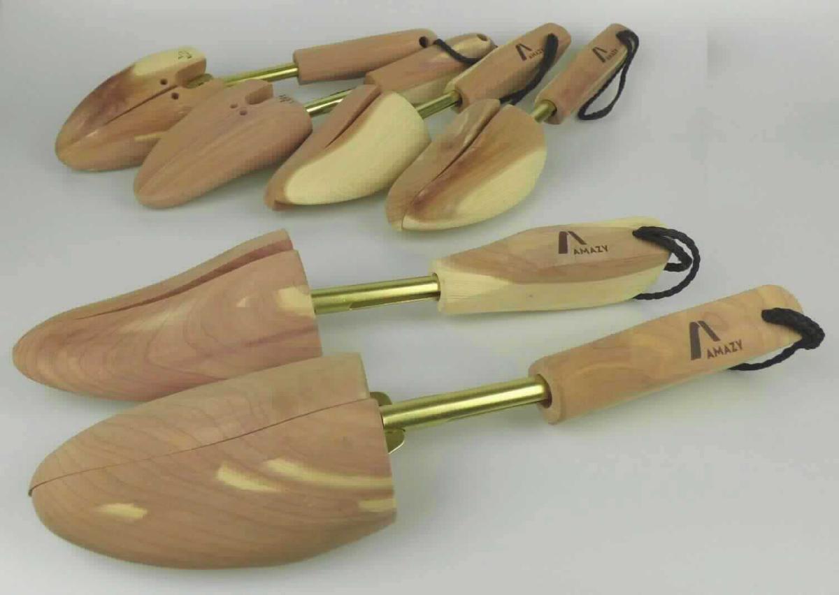 Schuhspanner, 3er-Set
- aus einem fußförmigen, spreizbaren Vorderteil und einem Griff bzw. Endstück, aus Zedernholz
  (lt. Antragsteller), beweglich verbunden durch ein Rohrstück mit einer Platte aus unedlem Metall
  und einer im Endstück eingearbeiteten Feder, die dem Zusammenschieben der beiden Holzteile
  dient, das Endstück ist mit einer Spinnstoffkordel zum Aufhängen versehen,
- in verschiedenen Schuhgrößen für Damen und Herren, zu je 3 Paar einer Größe verpackt,
- zum Weiten und Erhalten der Form von Schuhen.
(Abbildung siehe Anlage)

Der Charakter der zusammengesetzten Ware wird hinsichtlich des Umfanges und der Bedeutung für die Verwendung durch das Holz bestimmt.

"Schuhspanner aus Holz (zusammengesetzte Ware aus Holz -charakterbestimmend-, unedlem Metall und Spinnstoff)"
