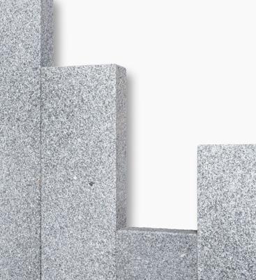 Angaben:
Palisaden; 10x25cm - BRAVO EXACTA, geflammt; Bearbeitung: allseits gesägt und geflammt, Kanten gefast; Material: Granit; Farbe: edelgrau.

Befund:
Bearbeitete Werksteine und Waren daraus, Granit, poliert, verziert oder anders bearbeitet, jedoch ohne Bildhauerarbeit, mit einem Eigengewicht von 10 kg oder mehr.