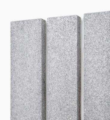 Angaben:
Palisaden; multi - BRAVO EXACTA, geflammt; Bearbeitung: allseits gesägt und geflammt, Kanten gefast; Material: Granit; Farbe: edelgrau.

Befund:
Bearbeitete Werksteine und Waren daraus, Granit, poliert, verziert oder anders bearbeitet, jedoch ohne Bildhauerarbeit, mit einem Eigengewicht von 10 kg oder mehr.