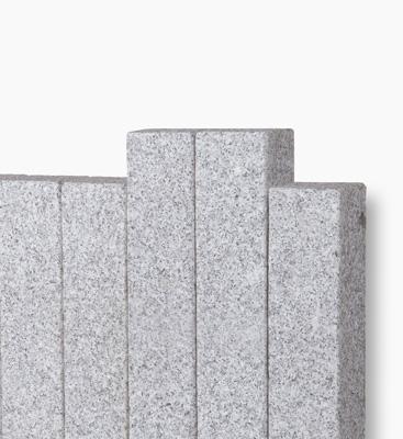 Angaben:
Palisaden; Kombistein - BRAVO EXACTA, geflammt; Bearbeitung: allseits gesägt und geflammt, Kanten gefast; Material: Granit; Farbe: edelgrau.

Befund:
Bearbeitete Werksteine und Waren daraus, Granit.