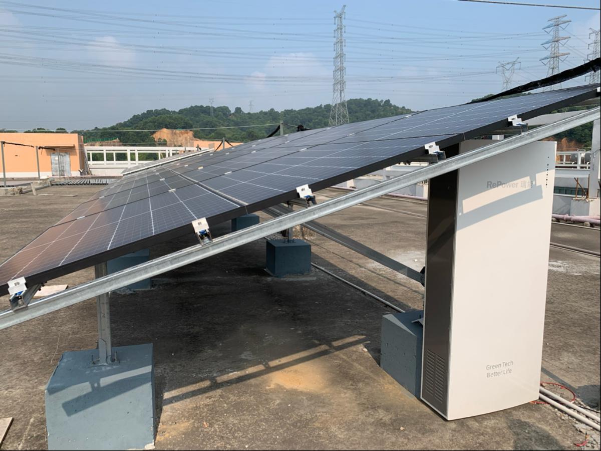 Stromspeichersystem (Abbildung siehe Anlage)
- Stromspeichereinheit mit Lithium-Ionen-Akkumulatoren (LFP), Batteriemanagement mit 
  Kommunikationsschnittstelle und Wechselrichtern, in einem Standgehäuse
  (ca. 700 x 1200 x 270 mm bzw. 700 x 1640 x 270 mm) mit einer Systemkapazität von
  5 bzw 10 kWh,
- nach Aufladen des Akkumulators über eine Fotovoltaikanlage (nicht Gegenstand der
  Auskunft) oder mit Netzstrom zur Verwendung als Stromspeicher (kennzeichnende
  Haupttätigkeit) und zur Sicherung der unterbrechungsfreien Notstromversorgung (USV)
  sowie zur Kommunikation in einem Netzwerk.

"Elektrischer Akkumulator, Lithium-Ionen-Akkumulator, nicht von den TARIC-Codes
8507 60 00 10 bis 8507 60 00 85 erfasst (kombinierte Maschine aus Akkumulator
-Haupttätigeit- unabhängiger Stromversorgung und Kommunikationsapparat)"