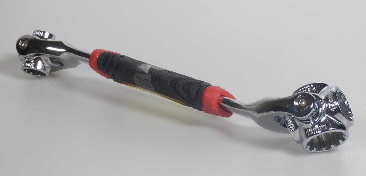 „Universal-Schraubenschlüssel“

- bestehend aus einem Handgriff mit gabelförmigen Köpfen an beiden Enden

- mit in die Gabelköpfe fest aber drehbar eingesetzten, kreuzartig geformten
Ringschlüsselköpfen (Drehköpfe) aus Stahl (arbeitender Teil) in jeweils vier
unterschiedlichen Größen (Multiköpfe), die eingerastet werden können

- Schlüsselweiten 8/10/11/13 und 14/16/17/19 mm

- Grifffläche mit rutschfestem Material ummantelt

- Abmessungen 250 x 50 x 40 mm

- in einer Blisterverpackung

(Antragstellerangaben)

Abbildung siehe Anlage.

Derartige Erzeugnisse gehören als "von Hand zu betätigende Schraubenschlüssel,
mit arbeitendem Teil aus unedlem Metall, mit nicht verstellbarer Spannweite“ zum
TARIC-Code 8204 1100 00.