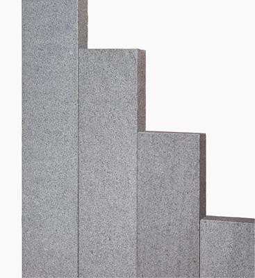 Angaben:
Palisaden; 8x20cm - GALA EXACTA, geflammt; Bearbeitung: allseits gesägt und geflammt, Kanten gefast; Material: Granit; Farbe: anthrazit.

Befund:
Bearbeitete Werksteine und Waren daraus, Granit, poliert, verziert oder anders bearbeitet, jedoch ohne Bildhauerarbeit, mit einem Eigengewicht von 10 kg oder mehr.