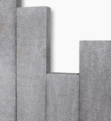 Angaben:
Palisaden; 10x25cm - GALA EXACTA, geflammt; Bearbeitung: allseits gesägt und geflammt, Kanten gefast; Material: Granit; Farbe: anthrazit.

Befund:
Bearbeitete Werksteine und Waren daraus, Granit, poliert, verziert oder anders bearbeitet, jedoch ohne Bildhauerarbeit, mit einem Eigengewicht von 10 kg oder mehr.