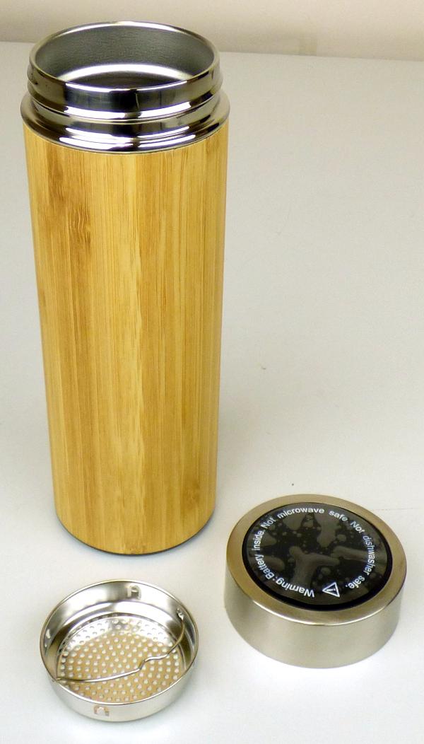 Bei dem Erzeugnis handelt es sich um eine zusammengesetzte Ware, bestehend aus einem doppelwandigen, ca. 22 cm langen und im Durchmesser ca. 7 cm großen Thermobecher, mit isolierendem Vakuum zwischen den Metallwänden, der mit einem aufschraubbaren Deckel mit Thermometer und Silikondichtung und einem herausnehmbaren Siebboden mit Henkel versehen ist. Der Thermobecher weist eine Ummantelung aus Holz auf und dient dem Bereithalten, Kühlen sowie warmhalten von Getränken. Der Siebboden kann dabei mit Tee befüllt und mit heißem Wasser übergossen werden, sodass der Tee seinen Geschmack an das Wasser abgeben kann.

Aufgrund der Bedeutung für die Verwendung bestimmt die Vakuum-Isolierflasche gegenüber dem Siebboden und Thermometer den Charakter der zusammengesetzten Ware.

Die verpackte Ware ist als "Vakuum-Isolierflasche" einzureihen.