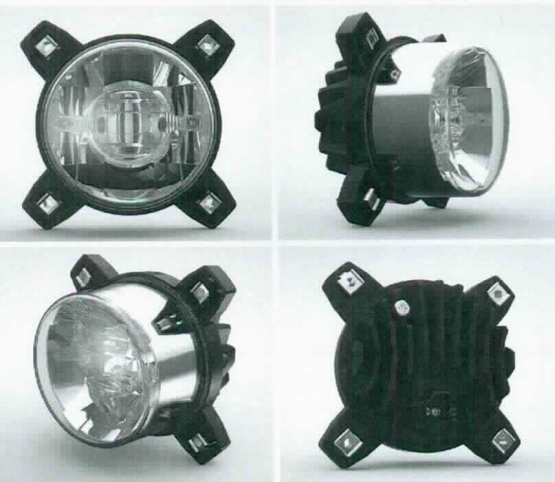 "LED-Frontscheinwerfer, 90 mm, Art. 0163V112, 0163V113, 0163V212 und 0163V213"
(Abbildung s. Anlage)
- jeweils aus einer LED-PCB (eine mit Leuchtdioden und weiteren elektrischen Bauelementen
  bestückte gedruckte Schaltung) und einer Steuerplatine (für die Ansteuerung der LED), eingebaut
  in ein rundes Aluminiumgehäuse mit vier seitlichen Montagevorrichtungen, Kühlkörper, 
  eingebautem Refklektor, Linse und klarsichtiger Linsenabdeckung, mit elektrischem 
  Anschlussstecker, Durchmesser (ohne Montagevorrichtungen) ca. 98,1 mm, Höhe ca. 90 mm,
- für eine Spannung von 9 - 32 Volt, 
- zur Verwendung als Beleuchtungsgerät (Frontbeleuchtung) für Kraftfahrzeuge.

"Elektrisches Beleuchtungsgerät von der für Kraftfahrzeuge verwendeten Art, keine Ware der Position 8539, nicht von den TARIC-Codes 8512 2000 20 bis 8512 2000 50 erfasst; sog. LED-Frontbeleuchtung"