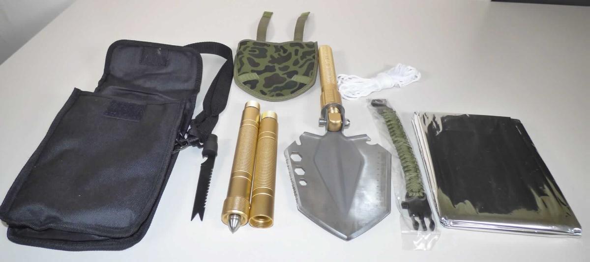 "Folie" sog. Notfallzelt;

- flach liegender Schlauch aus zwei rechteckigen, mit Klebeband verbundenen,
  einseitig metallisierten Folien aus Kunststoff (Polyethylenterephtalat)

- zur Verwendung als Notzelt 

- gemeinsam mit einem Klappspaten, einem Survival-Armband, einer Schnur
  und einer Tasche aus Spinnstoff mit Gürtelschlaufe in einem Karton verpackt

- eine Einreihung als Warenzusammenstellung in Aufmachung für den Einzelverkauf i. S. v. AV 3 b)
  kommt nicht in Betracht, da die einzelnen Waren nicht zur Befriedigung eines speziellen Bedarfs
  oder zur Ausübung einer bestimmten Tätigkeit zusammengestellt wurden

Abbildung siehe Anlage.

Derartige Erzeugnisse gehören als "Schläuche aus Kunststoff biegsam, nicht verstärkt, nicht für bestimmte Luftfahrzeuge" zum TARIC-Code 3917 3200 90.