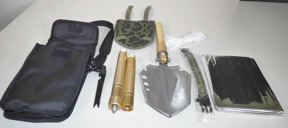 Gewirke, sog. Schnur,

- als Meterware, bestehend aus (laut Untersuchungsergebnis) 

- - einem schlauchförmigen Gewirke, somit keine Ware der Position 5808 
    und kein Bindfaden der Pos. 5607

- - mit einer Breite von ca. 4 mm, somit kein Maschengarn der Pos. 5606

- - aus synthetischen Chemiefasern 

- - keine Elastomergarne oder Kautschukfäden enthaltend

- ohne Flor- oder Schlingenoberfläche

- keine Raschelspitze.

- gemeinsam mit einem Klappspaten, einem Survival-Armband, einem Notfallzelt
  und einer Tasche aus Spinnstoff mit Gürtelschlaufe in einem Karton verpackt

- eine Einreihung als Warenzusammenstellung in Aufmachung für den Einzelverkauf i. S. v. AV 3 b)
  kommt nicht in Betracht, da die einzelnen Waren nicht zur Befriedigung eines speziellen Bedarfs
  oder zur Ausübung einer bestimmten Tätigkeit zusammengestellt wurden


Abbildung siehe Anlage.

Derartige Erzeugnisse gehören als "Gewirke, mit einer Breite von weniger als 30 cm, anderes als solche der Positionen 6001 und 6002, aus synthetischen Chemiefasern, keine Raschelspitze" zum TARIC-Code 6003 3090 00.