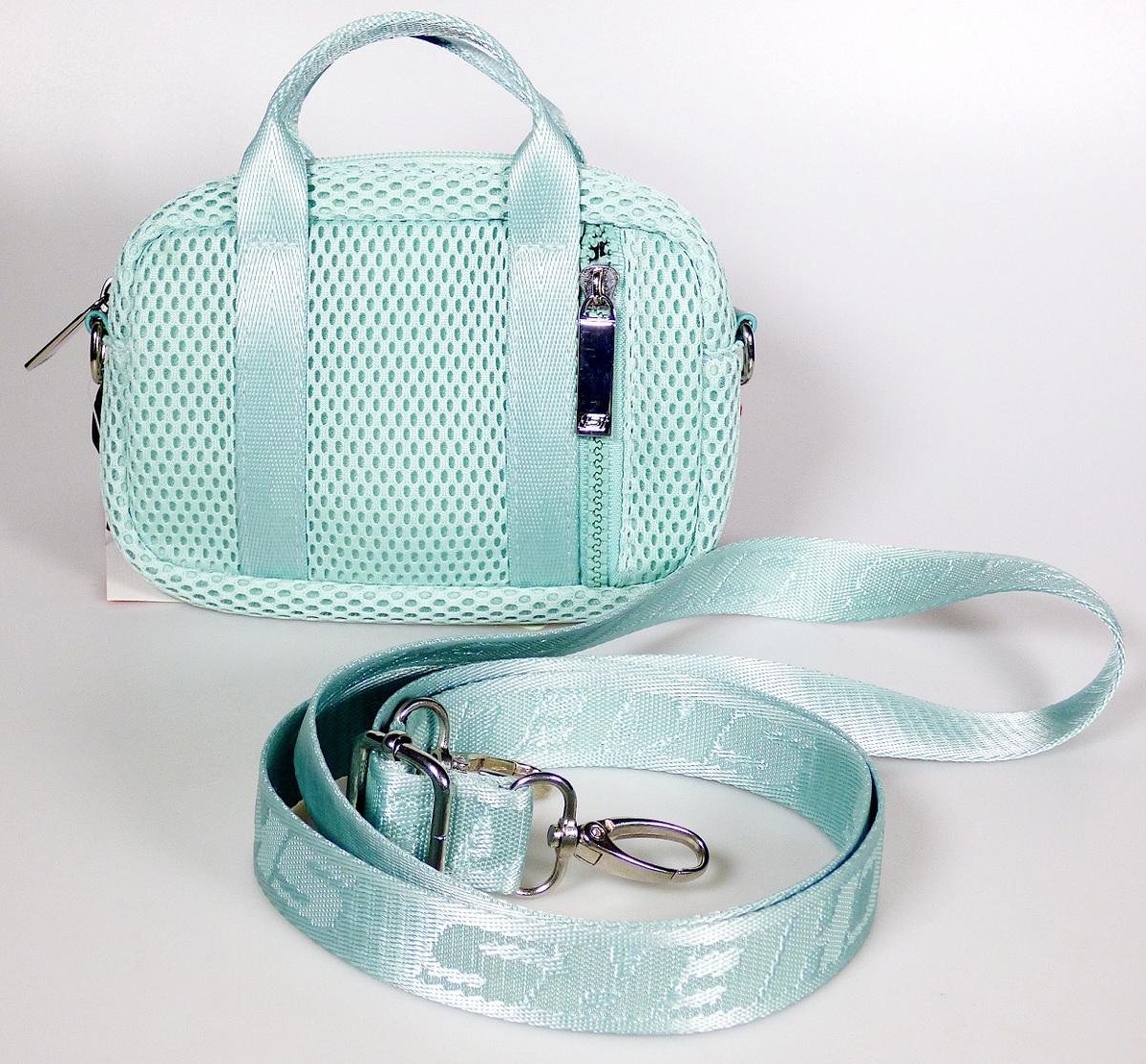 Handtasche, sog. Mini-Handtasche skechers 24014B-50, Foto siehe Anlage,
- mit einer Außenseite aus Spinnstoffen (Abstandsgewirke; kein Netzstoff),
- mit zwei Handtragegriffen und einem abnehmbaren, längenverstellbaren Schultertragegurt,
- an einer Längsseite mit einem eingesetzten Reißverschlussfach,
- das Hauptfach ist mit einem entlang des oberen Randes verlaufenden Reißverschluss versehen,
- - gefüttert; innen mit einem eingesetzten Reißverschlussfach ausgestattet,
- mit den Abmessungen: ca. 17 cm (Breite) x 13 cm (Höhe) x 3 cm (Tiefe),
- nicht handgearbeitet (laut Antrag).

"Handtasche, mit Außenseite aus Spinnstoffen, nicht handgearbeitet"