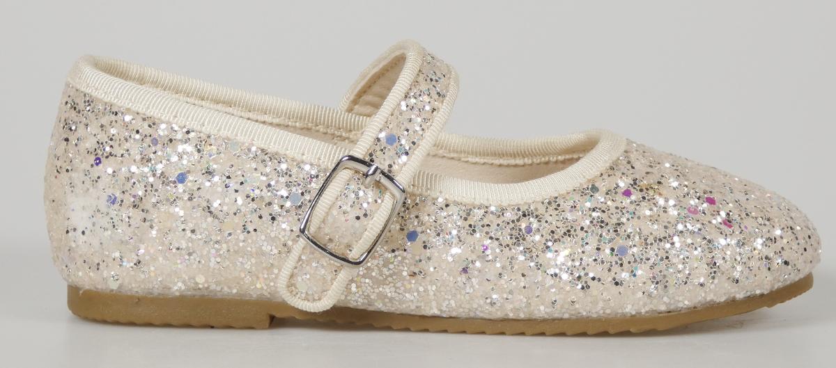 Ballerinas, Größe 25, Foto siehe Anlage,
- mit Laufsohlen aus laut Antrag Kunststoff,
- mit weit ausgeschnittenem Oberteil (geschlossenes Blatt) aus Kunststoff [Spinnstoff mit einer mit
  bloßem Auge wahrnehmbaren Außenschicht aus Kunststoff (Glitter)],
- auf das Oberteil sind Verstärkungsteile aus Spinnstoffen aufgesetzt,
- über dem Spann mit einem Schnallenverschluss,
- nicht den Knöchel bedeckend, 
- ohne Metallschutz in der Vorderkappe,
- mit einer Länge der Innensohle von ca. 15,5 cm.

"Schuhe, andere als in der Position 6401 genannte, mit Laufsohlen und Oberteil aus Kunststoff, 
 andere als in den Unterpositionen (KN) 6402 1210 bis 6402 9950 genannte, mit einer Länge der
 Innensohle von weniger als 24 cm"