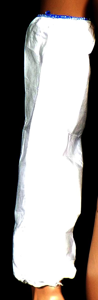Ärmelschoner, sog. Einweg Ärmelschoner, Art. TAS-45 bzw. TAS-60, Foto siehe Anlage, 
- laut Antrag in zwei unterschiedlichen Größen,
- in einem Polybeutel verpackt,
- schlauchförmig,
- aus einem ca. 0,1 mm dicken Vliesstoff der Position 5603 aus laut Antrag Polyethylen (synthetische
  Chemiefasern), 
- an den Enden jeweils mit einem elastischen, verengenden Band ausgestattet,
- durch Zusammennähen konfektioniert,
- ohne Hinweise auf Handarbeit,
- bedeckt den Unterarm und Teile des Oberarms und wird im Allgemeinen zum Schutz der Kleidung
  über dem Ärmel getragen,
- individuelles (selbstständiges) Einzelstück, das eine Ergänzung von Kleidung darstellt.

"Anderes konfektioniertes Bekleidungszubehör (Ärmelschoner), aus Vliesstoff, nicht handge-
 arbeitet"