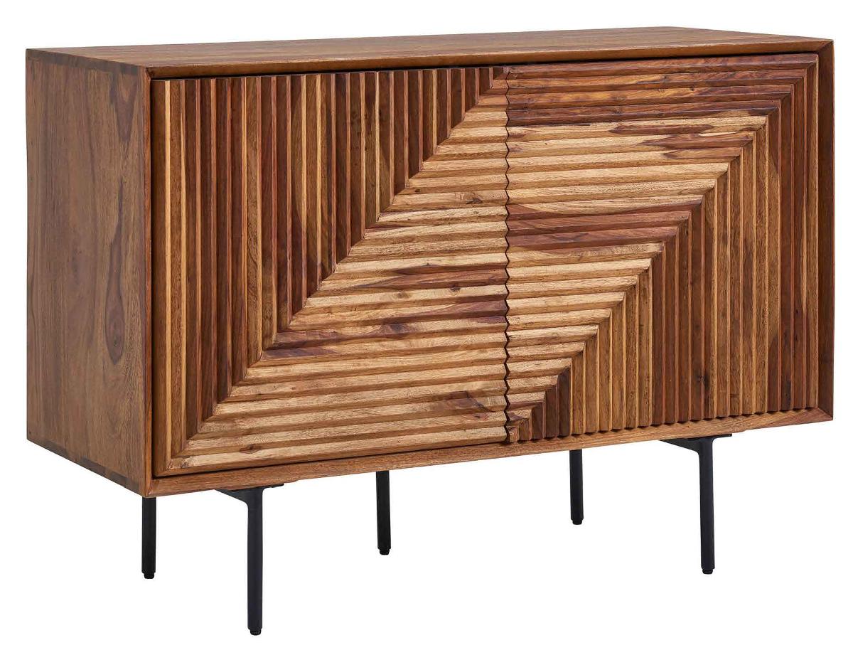 Es handelt sich bei dem „Sideboard 100 cm“ um ein aus verschiedenen Stoffen zusammengesetztes Möbel mit den Maßen 100 cm x 71 cm x 40 cm (B x H x T).
Das Erzeugnis besteht im Wesentlichen aus einem Holzkorpus mit zwei Türen (mit Magnetstopper) und vier Fächern, Einlageböden aus Holz und einem Metallgestell mit Füßen.

Der stoffliche Charakter der aus verschiedenen Stoffen zusammengesetzten Ware wird aufgrund der Bedeutung für die Verwendung und aufgrund des äußeren Erscheinungsbildes vom Holz bestimmt.
Das auf den Boden zu stellende Erzeugnis dient zur Ausstattung von Wohnungen, insbesondere zur Ablage bzw. Aufbewahrung von Gegenständen und kann aufgrund seiner Gestaltung in unterschiedlichen Bereichen der Wohnung (z. B. Schlafzimmer, Wohnzimmer, Diele) verwendet werden.

Die verpackte Ware wird als "anderes als von den Positionen 9401 und 9402 erfasstes Möbel, aus Holz, ohne speziellen Raumbezug" eingereiht.