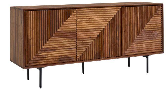 Es handelt sich bei dem „Sideboard 148 cm“ um ein aus verschiedenen Stoffen zusammengesetztes Möbel mit den Maßen 148 cm x 72 cm x 40 cm (B x H x T).
Das Erzeugnis besteht im Wesentlichen aus einem Holzkorpus mit drei Türen (mit Magnetstopper) und vier Fächern, Einlageböden aus Holz und einem Metallgestell mit Füßen.

Der stoffliche Charakter der aus verschiedenen Stoffen zusammengesetzten Ware wird aufgrund der Bedeutung für die Verwendung und aufgrund des äußeren Erscheinungsbildes vom Holz bestimmt.

Das auf den Boden zu stellende Erzeugnis dient zur Ausstattung von Wohnungen, insbesondere zur Ablage bzw. Aufbewahrung von Gegenständen und kann aufgrund seiner Gestaltung in unterschiedlichen Bereichen der Wohnung (z. B. Schlafzimmer, Wohnzimmer, Diele) verwendet werden.

Die verpackte Ware wird als "anderes als von den Positionen 9401 und 9402 erfasstes Möbel, aus Holz, ohne speziellen Raumbezug" eingereiht.