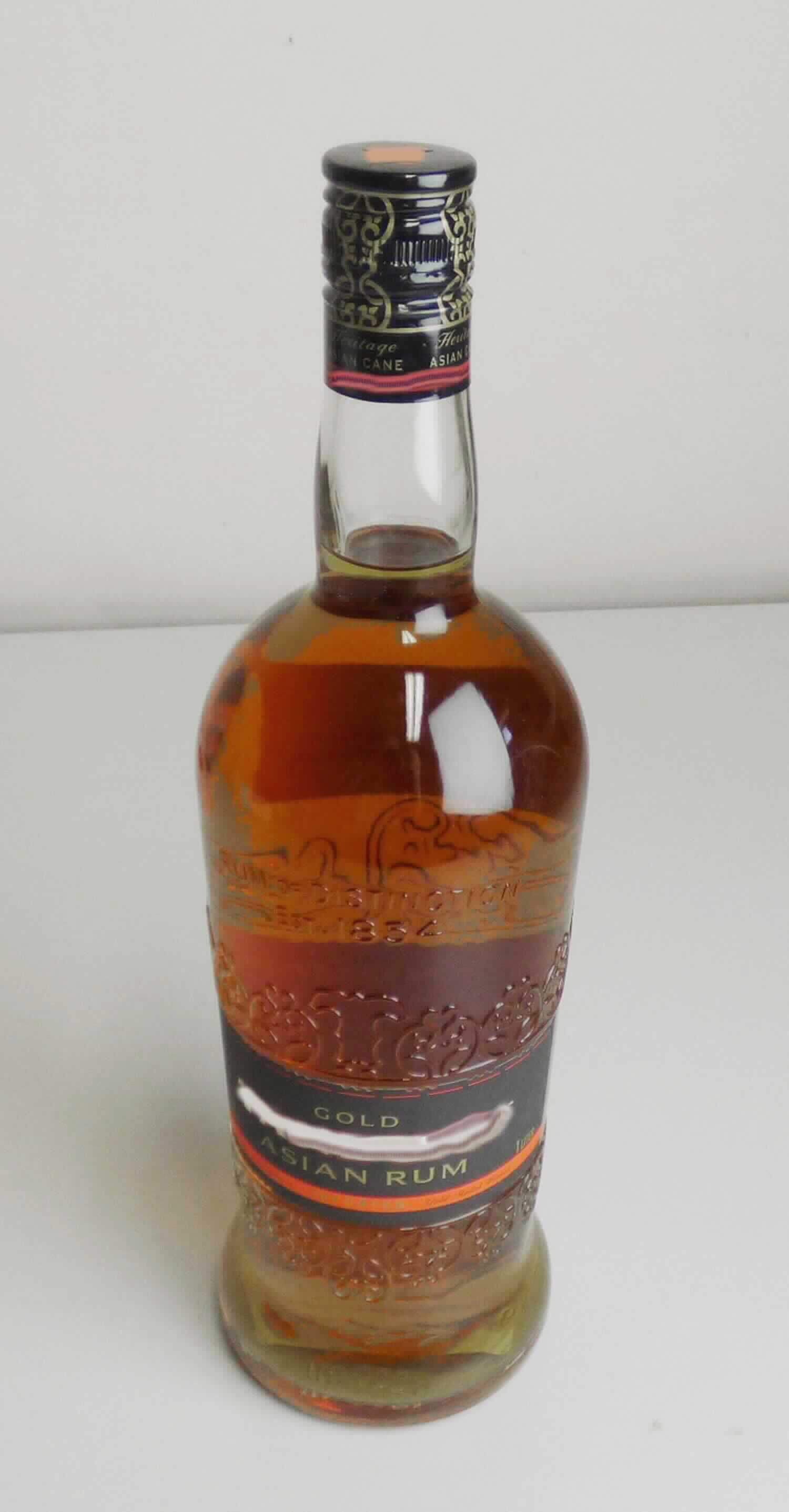 Rum.

Antragsangaben (als zutreffend unterstellt): Philippinischer Rum, aus Zuckerrohr hergestellt; Alkoholgehalt: 40 %vol; Wert: mehr als 7,9 Euro pro l reinen Alkohol; Handelseinheit: Flasche à 1 Liter.

Beschaffenheit der vorgelegten Warenprobe: braune, klare, einem Rum entsprechend riechende und schmeckende Flüssigkeit, abgefüllt in einer farblosen, etikettierten 1 l-Glasflasche mit Schraubverschluss. Etikettaufdruck (auszugsweise): "Rum; from our own heritage Asian sugarcane; 40% ALC/VOL".

Gehalt an flüchtigen Stoffen: weniger als 225 g/hl reinen Alkohols

Rum, in Behältnissen mit einem Inhalt von 2 l oder weniger, mit einem Gehalt an anderen flüchtigen Stoffen als Methyl- und Ethylalkohol von weniger als 225 g pro hl reinen Alkohols, mit einem Wert von mehr als 7,9 Euro pro l reinen Alkohols.