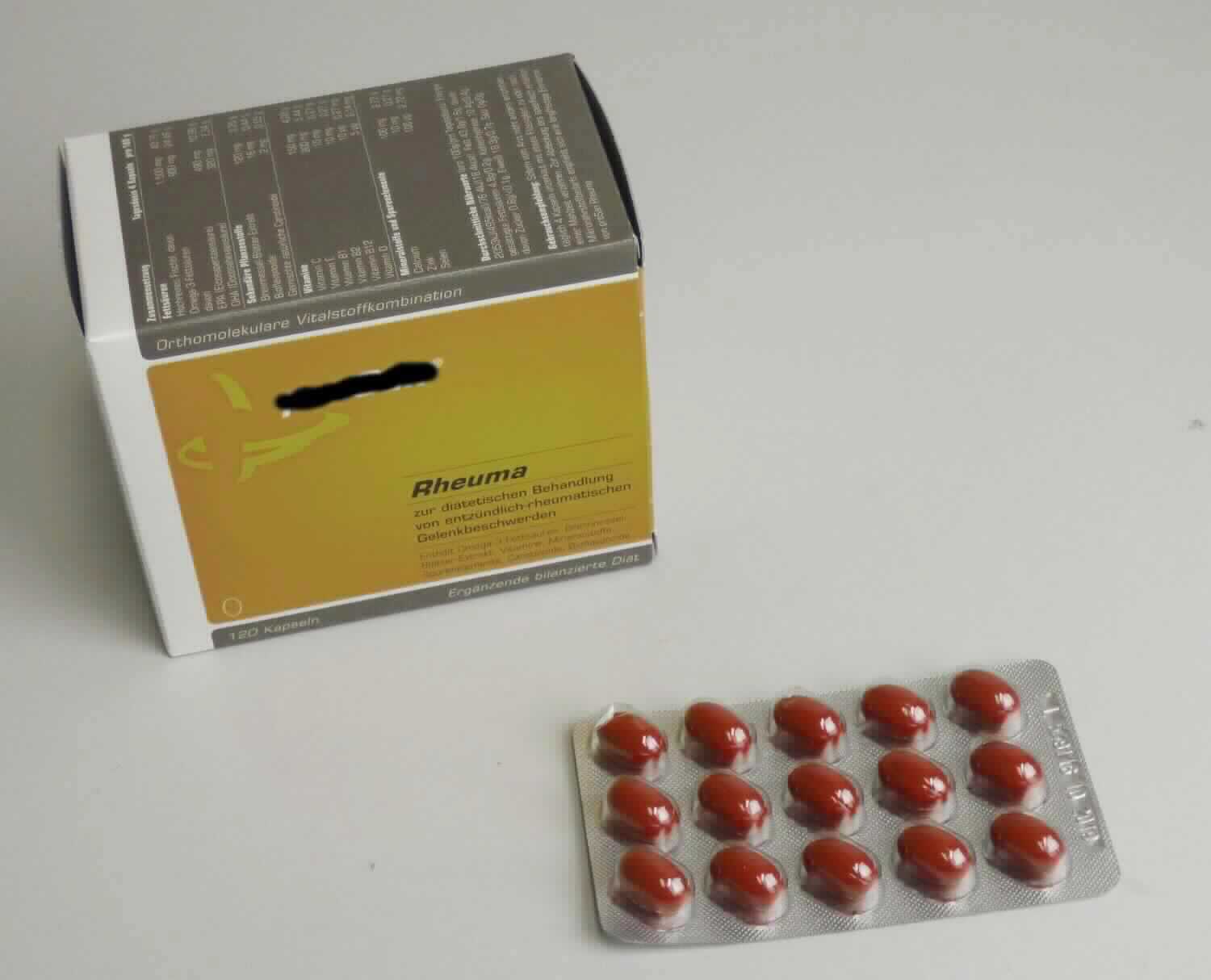 Arzneiware, basierend auf Vitaminen, Fettsäuren und Mineralstoffen

Bei der vorgelegten Ware handelt es sich um rote Kapseln der Größe 1,5 x 0,8 cm, die in Blistern verpackt sind. 120 dieser Kapseln (8 Blister) sind in einem bunt bedruckten Faltkarton in Aufmachung für den Einzelverkauf verpackt. Dieser wie auch die beiligende Gebrauchsanweisung enthalten Informationen über die spezifische Krankheit, bei der die Ware angewendet werden soll (entzündlich-rheumatische Gelenkbeschwerden), sowie die zu verabreichende Menge und Art der Anwendung (täglich 4 Kapseln unzerkaut mit etwas Flüssigkeit zu oder nach einer Mahlzeit). Die Ware basiert auf Vitaminen, Fettsäuren und Mineralstoffen, sowie Brennnessel-Blätter-Extrakt. Die Menge an Vitamin E, B1 und B12 sowie an essentiellen Fettsäuren überschreitet die dreifache Tagesdosis. 

Die Ware ist als andere Arzneiware, Vitamine der Position 2936 enthaltend, aus gemischten oder ungemischten Erzeugnissen zur therapeutischen oder prophylaktischen Zwecken bestehend, dosiert und in Aufmachung für den Einzelverkauf in die Unterposition 3004 5000 der Kombinierten Nomenklatur einzureihen.