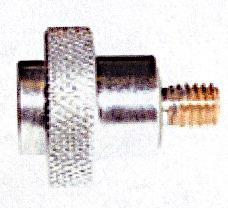 Sog. Einstelllehre, im Wesentlichen bestehend aus einen nach technischer Zeichnung gefertigten zylindrischen Metallkörper, um den herum ein Metallring führt. Das Gerät ist mit einem Gewinde ausgestattet, sodass es zur Aufbewahrung an der Vorderseite eines speziellen Spektrometers festgeschraubt werden kann (zur äußeren Form: siehe Abbildung in der Anlage). 
Die Ware dient bei einem Spektrometersystem dazu, die Elektrode im Funkenstand auf eine bestimmte Tiefe gegenüber der Funkenstandsplatte einzustellen. 
Die Ware wird als "Gerät zum Messen oder Prüfen geometrischer Größen (Abstand), in Kapitel 90 anderweit weder genannt noch inbegriffen, nicht von den Unterpositionen (KN) 9031 1000 bis 9031 4990 erfasst" eingereiht.