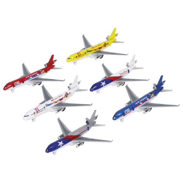 Nach den Angaben der Antragstellerin sowie der vorliegenden Abbildung handelt es sich um ein
Spielzeugflugzeug mit eingebautem Motor (sog. "Flugzeuge, 6fach, 6er Display, Artikel-Nr. 12117"),
- in den Abmessungen von ca. 19 x 16,5 x 5 cm,
- das Oberteil des Rumpfes, Flügel und Heck bestehen aus unedlem Metall (Spritzguss),
  Unterteil des Rumpfes, Triebwerke am Flügel sowie das Fahrwerk bestehen aus Kunststoff;
  der Rumpf ist farbig lackiert,
- mit aufklappbaren Türen, die über einen Schieber an der Unterseite des Flugzeuges geöffnet werden,
- mit beweglichen Rädern,
- mit einem Rückzugmotor ausgestattet,
- dient der spielerischen Unterhaltung von Kindern,
- mit einem Pappetikett versehen.

Auf Grund des äußeren Erscheinungsbildes und des Umfanges bestimmt das Metall den Charakter der aus verschiedenen Stoffen bestehenden Ware.

Die Ware ist zolltarifrechtlich als "Spielzeug, anderes als von den Unterpositionen (KN) 9503 0010 bis 9503 0070 erfasst, mit eingebautem Motor, nicht aus Kunststoff" einzureihen.
