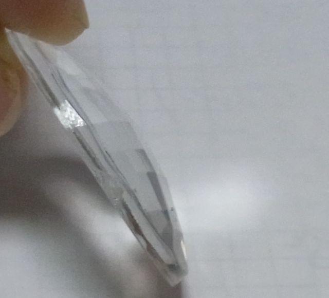 "Artikel TA777 – Linse für Fliegenauge", in Form einer klarsichtigen, konvexen Kunststoffscheibe mit einem Durchmesser von etwa 3,7 cm für ein sog. Fliegenauge, auf einer Seite mehrfach facettenartig geschliffen. Durch das Hindurchsehen wird das Betrachtete mehrfach wahrgenommen (ca. 24x).
Zur äußeren Form siehe Abbildung in Anlage.

Die Ware wird als "optische Linse, nicht gefasst, nicht aus Glas, nicht von den Unterpositionen (TARIC) 9001 1010 00 bis 9001 9000 85 erfasst" eingereiht.