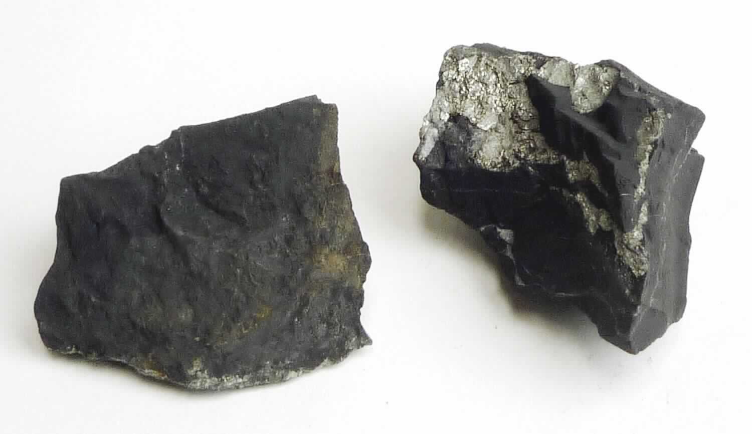 Angaben:
(Edel-)Schungit-Steine in unterschiedlicher Form zur Wasseraufbereitung, als Dekoration oder als Pulver zur Herstellung von Mischungen.

Warenbeschaffenheit:
Schwarze, unregelmäßig geformte Brocken.

Befund:
Mineralische Stoffe, anderweit weder genannt noch inbegriffen