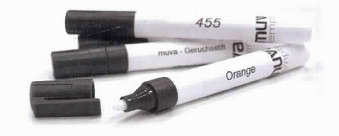 Anderes zubereitetes Riechmittel; Geruchsstift

Bei der Ware handelt es sich um Aromastoffe, die in Form von Stiften (sogenannte Aroma-Pens) bereitgestellt werden. Nach den vorliegenden Unterlagen soll die Ware als sensorisches Schulungsmaterial zur Schulung von sensorischen Prüfpersonen dienen. Die Ware wird in verschiedenen Geruchsrichtungen angeboten (Früchte, Kräuter und Gewürze, Milch und Käse, sonstige Lebensmittelaromen, Fehlaromen allgemein, z.B. erdig/schimmlig,  Essig/stechend; Fehlaromen Fettverderb, z.B. Buttersäure (schweißig-käsig); Capronsäure (stechend, nach Ziege)).
Nach den vorliegenden Angaben sind die in den Stiften enthaltenen Aromalösungen ausschließlich zum Riechen und nicht zum Verzehr bestimmt.

Die Ware ist als anderes zubereitetes Riechmittel in die Position 3307 der Kombinierten Nomenklatur einzureihen.
