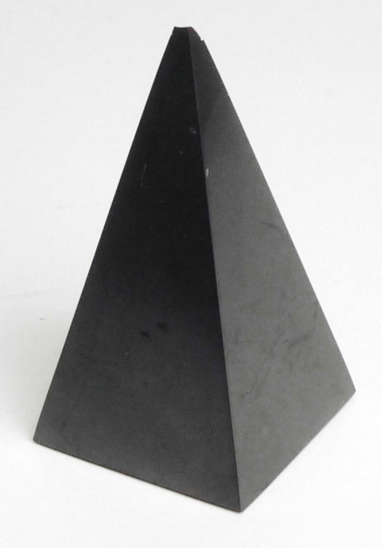 Angaben:
Figuren (Pyramiden, Würfel, Kugeln usw.) aus Schungit Stein. Die Figuren werden als Dekoration mit einer positiven Ausstrahlung verwendet. Figuren werden aus größeren Schungit-Steinen geschliffen und poliert.

Warenbeschaffenheit:
Glänzende, schwarze Pyramide.

Befund:
andere bearbeitete Werksteine (ausgenommen Schiefer) und Waren daraus