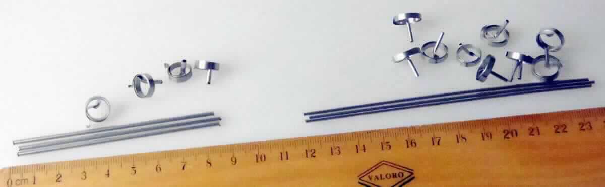 Stahlrohre auf Coils

Bei den Waren handelt es sich um Rohre aus nicht rostendem Stahl (1.4301, AISI 304). Sie werden in verschiedenen Abmessungen mit Außendurchmesser von 1,55 mm bis 2,0 mm und Wandstärken von 0,06 bis 0,1 mm, aufgerollt auf Coils gehandelt. Die Rohre werden in geschweißter und gezogener Ausführung geliefert.
Daraus abgetrennte Abschnitte werden anschließend zu Federrohren für Manometer weiterverarbeitet.
Aufgrund der einfachen Geometrie und der unspezifischen Form der Rohre ist eine Einreihung als Zubehör in das Kapitel 90 ausgeschlossen.

Die Ware ist nach ihrer Beschaffenheit als "ein anderes geschweißtes Rohr, mit kreisförmigem Querschnitt, aus nicht rostendem Stahl, kaltgezogen", in die Codenummer 7306 4020 00 0 des Zolltarifs einzureihen.