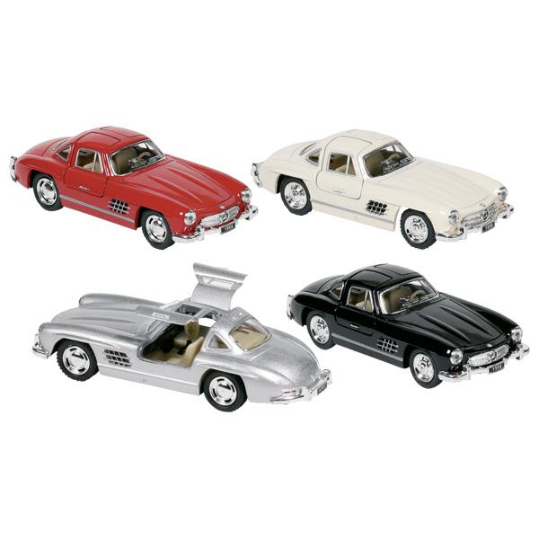 Nach den Angaben der Antragstellerin sowie der vorliegenden Abbildung handelt es sich um ein ca. 13 x 5 x 3,5 cm (L x B x H) großes, im Gussverfahren hergestelltes Modell eines Personenkraftwagens "Mercedes Benz 300 SL", Artikel-Nr. 12177 mit Karosserie aus cremeweiß lackiertem Metall (charakterbestimmender Stoff nach Umfang und dem äußeren Erscheinungsbild) und einem Innenraum, Fenstern sowie Unterboden aus Kunststoff. Es ist mit beweglichen Rädern aus Kunststoff oder Kautschuk und einem Rückzugmotor ausgestattet. Die Flügeltüren sind hochklappbar. Das Modell dient zur Unterhaltung und ist mit einem bedruckten Pappetikett versehen.
 
Zolltarifrechtlich ist die Ware als "Modell, anderes als von den Unterpositionen (KN) 9503 0010 bis
9503 0070 erfasst, mit eingebautem Motor, nicht aus Kunststoff" einzureihen.