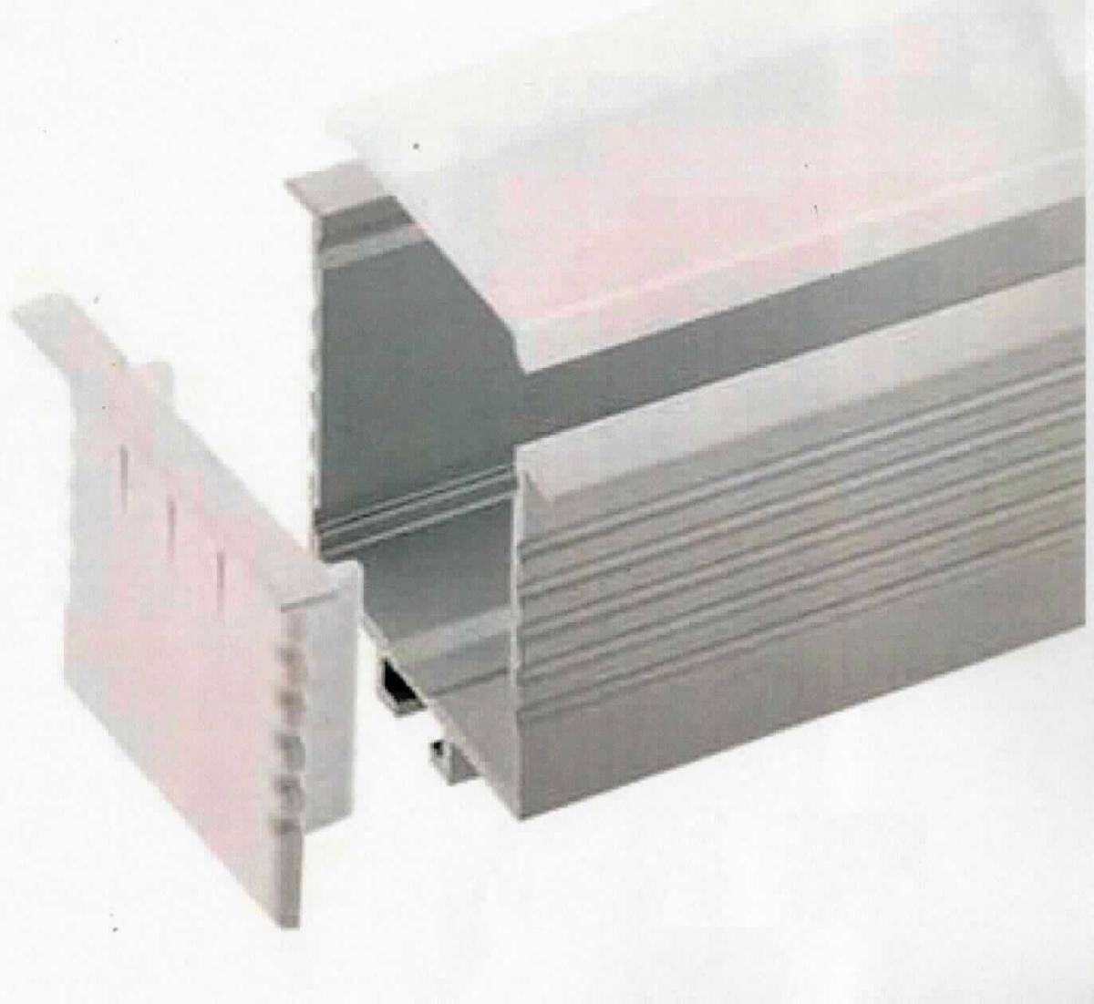 Profil aus einer Aluminiumlegierung

Bei der Ware handelt es sich nach den Angaben um ein nahezu U-förmiges metallisches Profil mit Seitenflügeln und einem über die gesamte Länge von 2 m gleichbleibenden Querschnitt. Die Erzeugnisse sind aus einer Aluminiumlegierung (T5 6063) gefertigt und eloxiert. 
Die Ware wird eingebaut und für die Installation von LED Streifen verwendet.
Eine Einreihung als erkennbares Teil eines Beleuchtungskörpers der Position 9405 ist ausgeschlossen.

Die Ware ist als "anderes Profil aus einer Aluminiumlegierung" in den TARIC-Code 7604 2990 90 einzureihen.