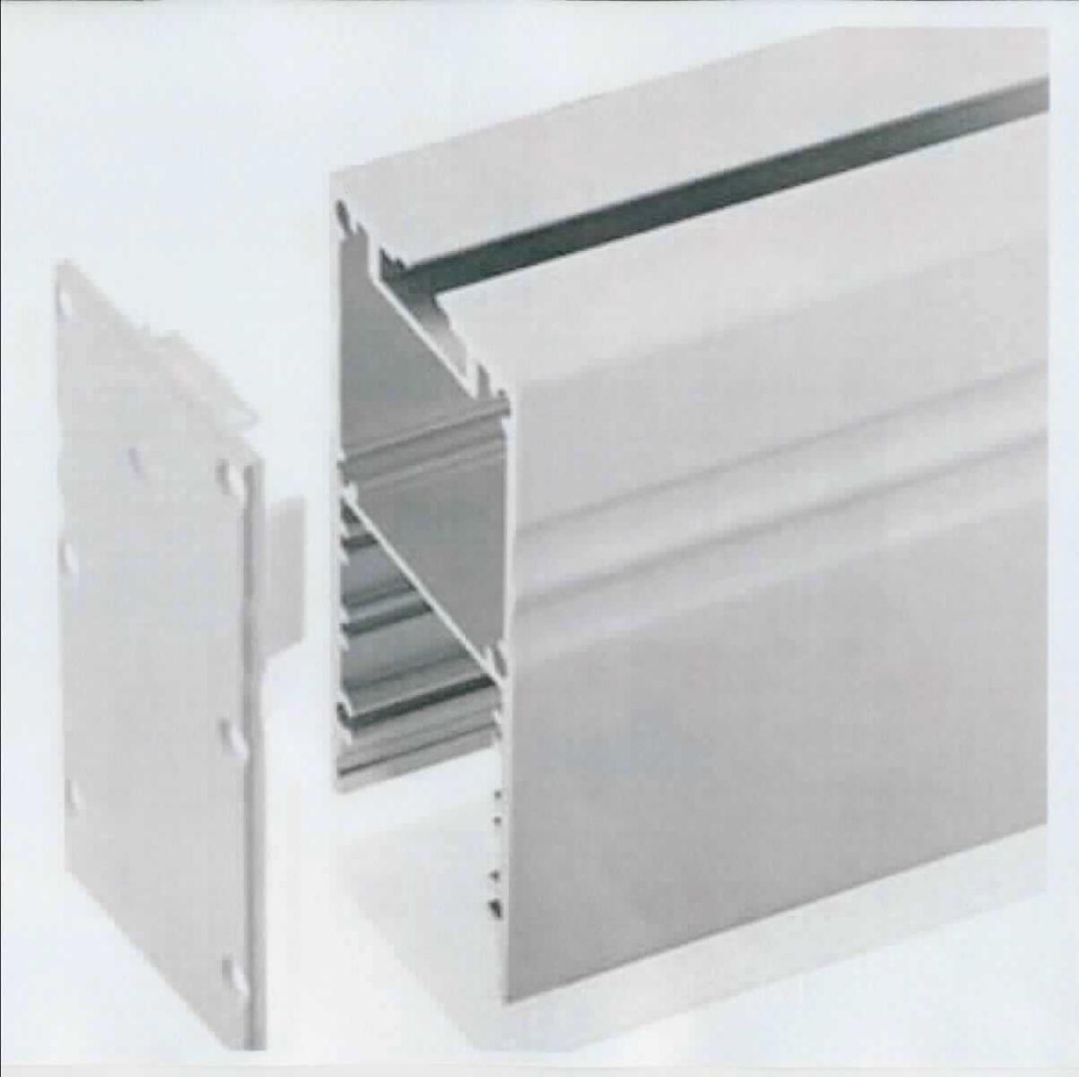 Hohlprofil aus Aluminium

Bei der Ware handelt es sich um ein A-förmiges Profil mit einem rechteckigen Hohlraum und einem über die gesamte Länge von 1 m gleichbleibenden Querschnitt. Das Erzeugnis ist aus einer Aluminiumlegierung (T5 6063) gefertigt und eloxiert.
Die Ware wird zur Montage für LED-Streifen verwendet. 
Eine Einreihung als erkennbares Teil eines Beleuchtungskörpers der Position 9405 ist ausgeschlossen.

Die Ware ist nach ihrer Beschaffenheit als "Hohlprofil aus Aluminiumlegierungen" in den TARIC-Code 
7604 2100 00 einzureihen.