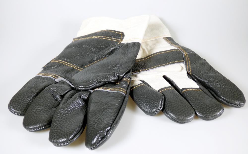 Schutzhandschuhe aus Leder, sog. Winter-Handschuh, Foto siehe Anlage,
- als Fünffingerhandschuhe gearbeitet,
- im Bereich der Innenhand (einschließlich Daumen und Finger), der Fingerzwischenräume,
  der Außenseite des Daumens und des Zeigefingers, der restlichen Fingerkuppen sowie
  im Knöchelbereich des Handrückens aus Leder,
- im Bereich der Außenhand und der Finger aus Geweben aus Spinnstoffen,
- mit einer Stulpe aus Geweben aus Spinnstoffen,
- - unterhalb des Handgelenks mit einem Pulsschutz aus Leder,
- gefüttert,
- das Leder bestimmt im Hinblick auf den Umfang und aufgrund seiner Bedeutung in Bezug auf
  die Verwendung als Schutzhandschuhe den wesentlichen Charakter der Handschuhe,
- Schutzhandschuhe für alle Berufe aufgrund der einfachen Verarbeitung (Pulsschutz, innen offen
  liegende Nähte und Gummizüge).

"Bekleidungszubehör, aus Leder, Fingerhandschuhe, Schutzhandschuhe für alle Berufe"